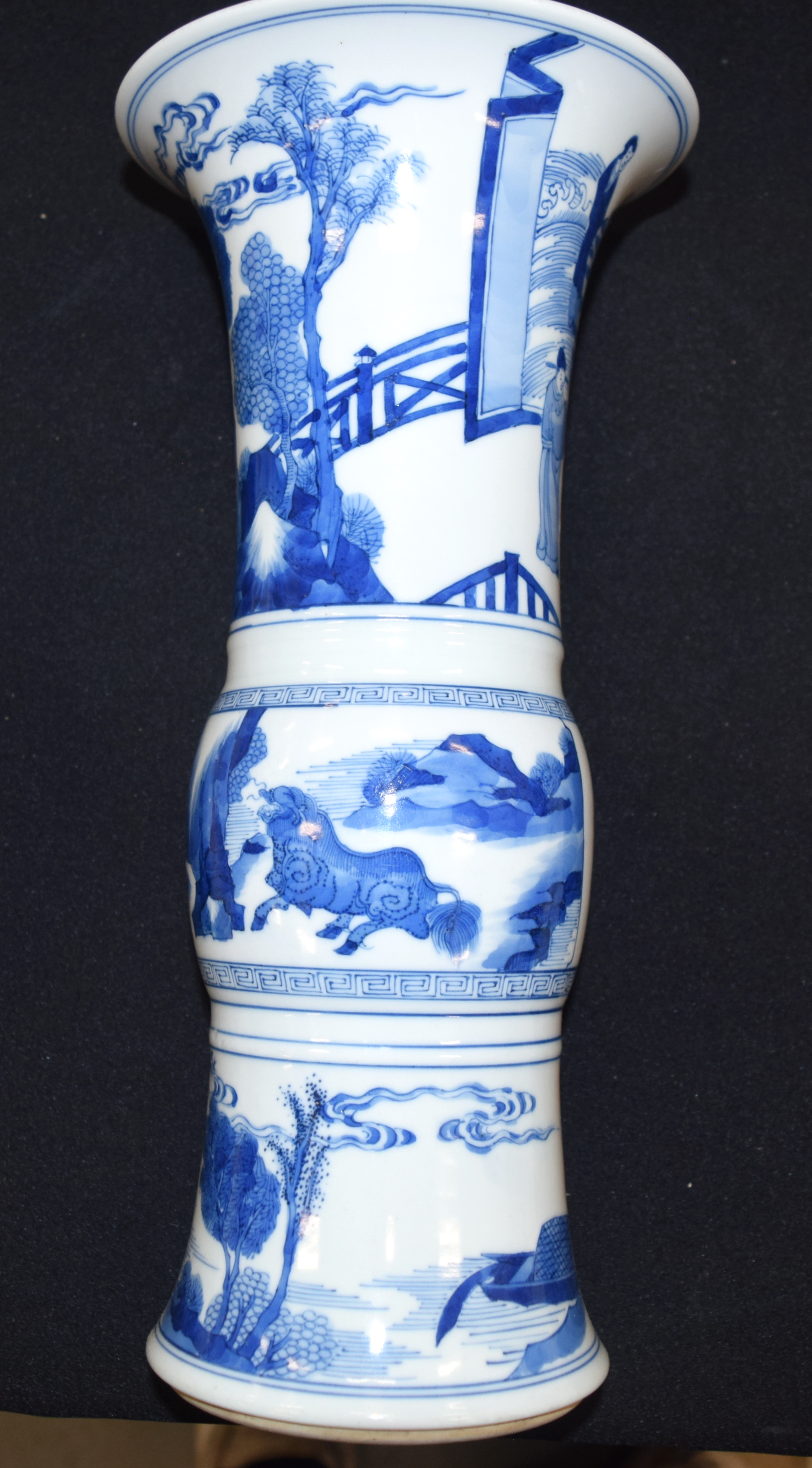 A CHINESE BLUE AND WHITE PORCELAIN GU FORM VASE 20th Century. 33 cm high. - Bild 5 aus 11