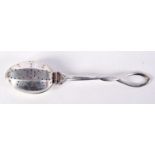 A STERLING SILVER LOOSE TEA INFUSER. Stamped Sterling, 14cm x 3.2cm, weight 29g