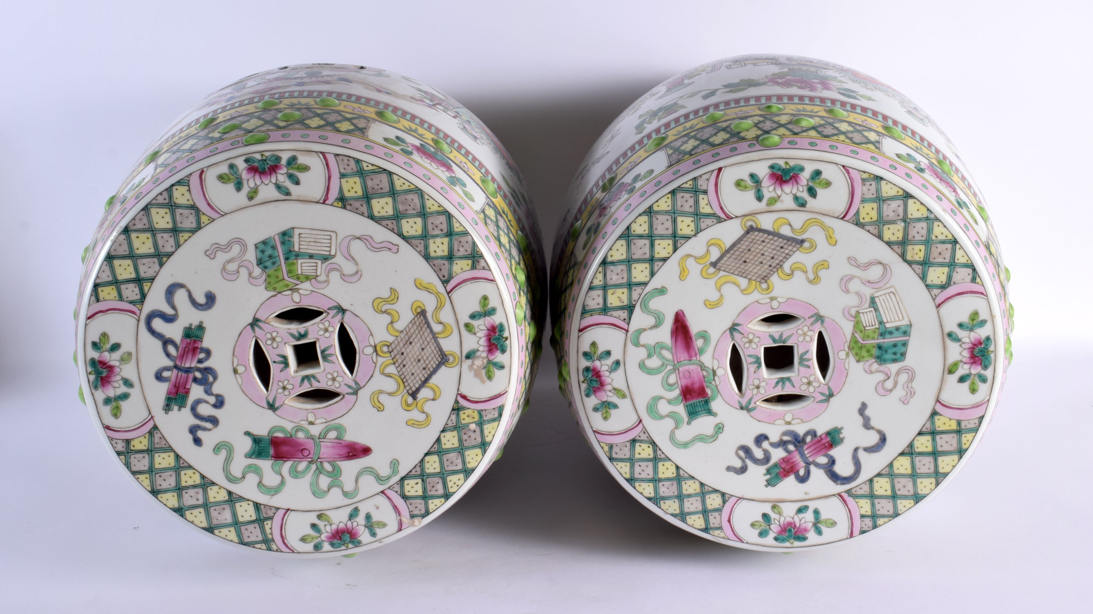 A LARGE PAIR OF CHINESE REPUBLICAN PERIOD FAMILLE ROSE GARDEN SEATS painted with objects. 46 cm x 25 - Bild 5 aus 6