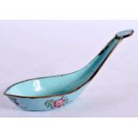 A 19TH CENTURY CHINESE CANTON ENAMEL SPOON. 11.5 cm x 4.1 cm.