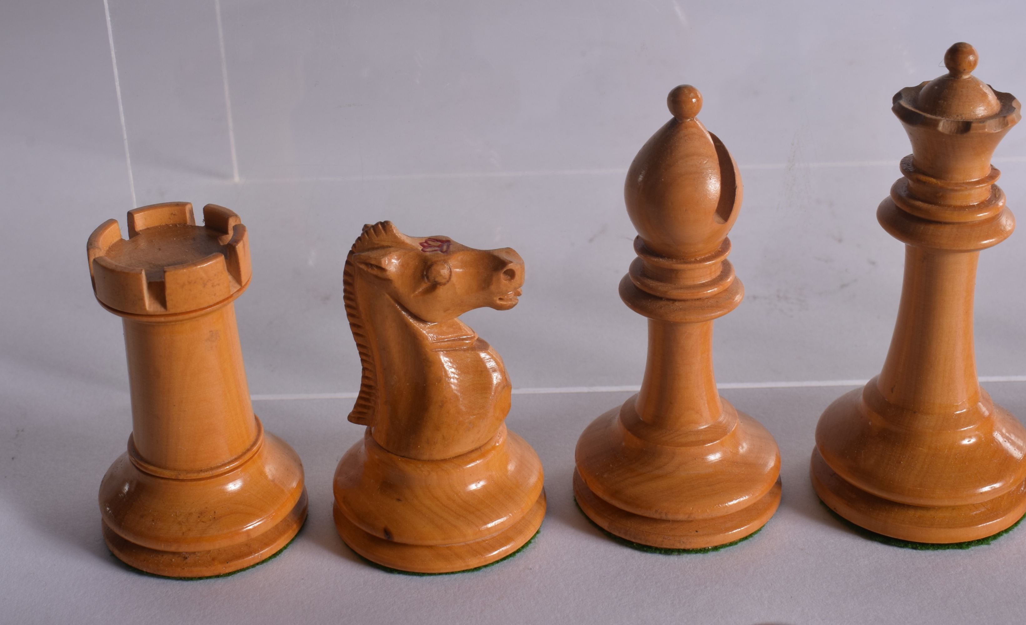 AN ANTIQUE F H AYRES TOURNAMENT CHESS SET. Largest 8.5 cm high. (qty) - Bild 7 aus 13