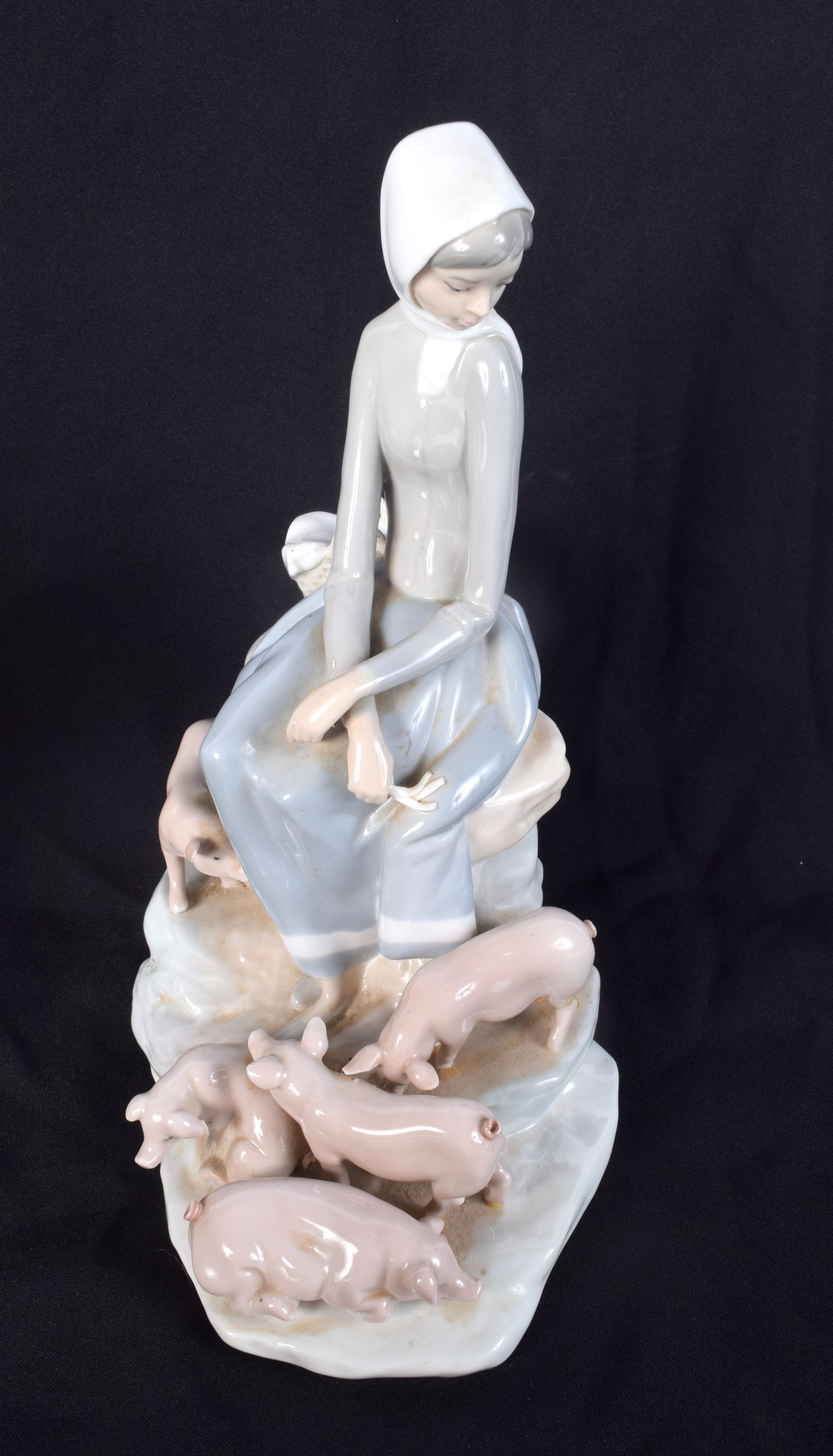 A large Lladro figure of a female with her pigs together with another figurine 28 cm (2). - Bild 2 aus 5