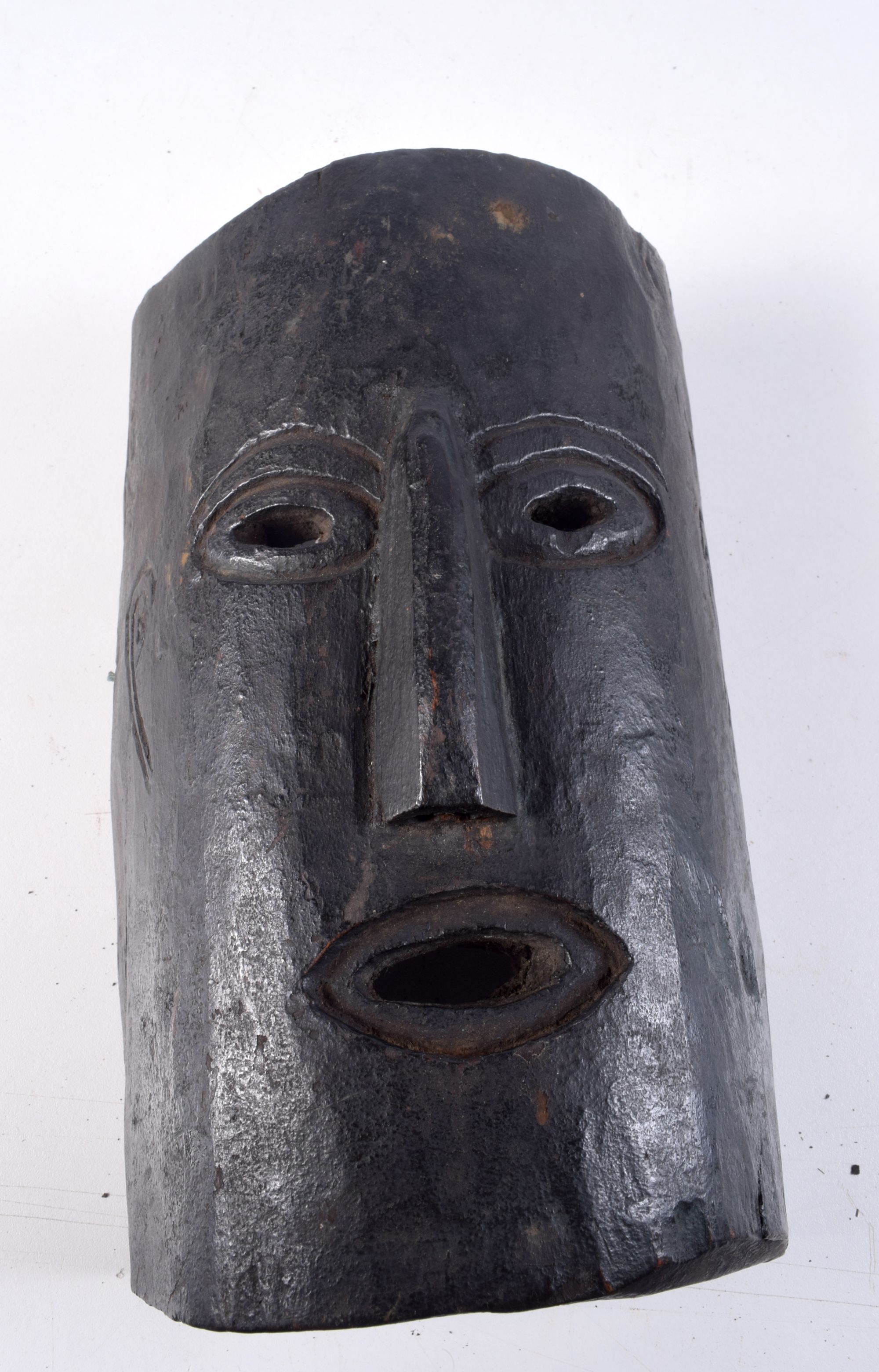 A craved African tribal mask 24 x 16 cm. - Image 3 of 3