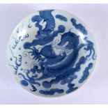 A 17TH/18TH CENTURY CHINESE BLUE AND WHITE PORCELAIN DISH Ming/Qing, painted with a stylised dragon.