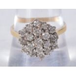 AN 18CT GOLD AND DIAMOND CLUSTER RING. 4.9 grams. R.