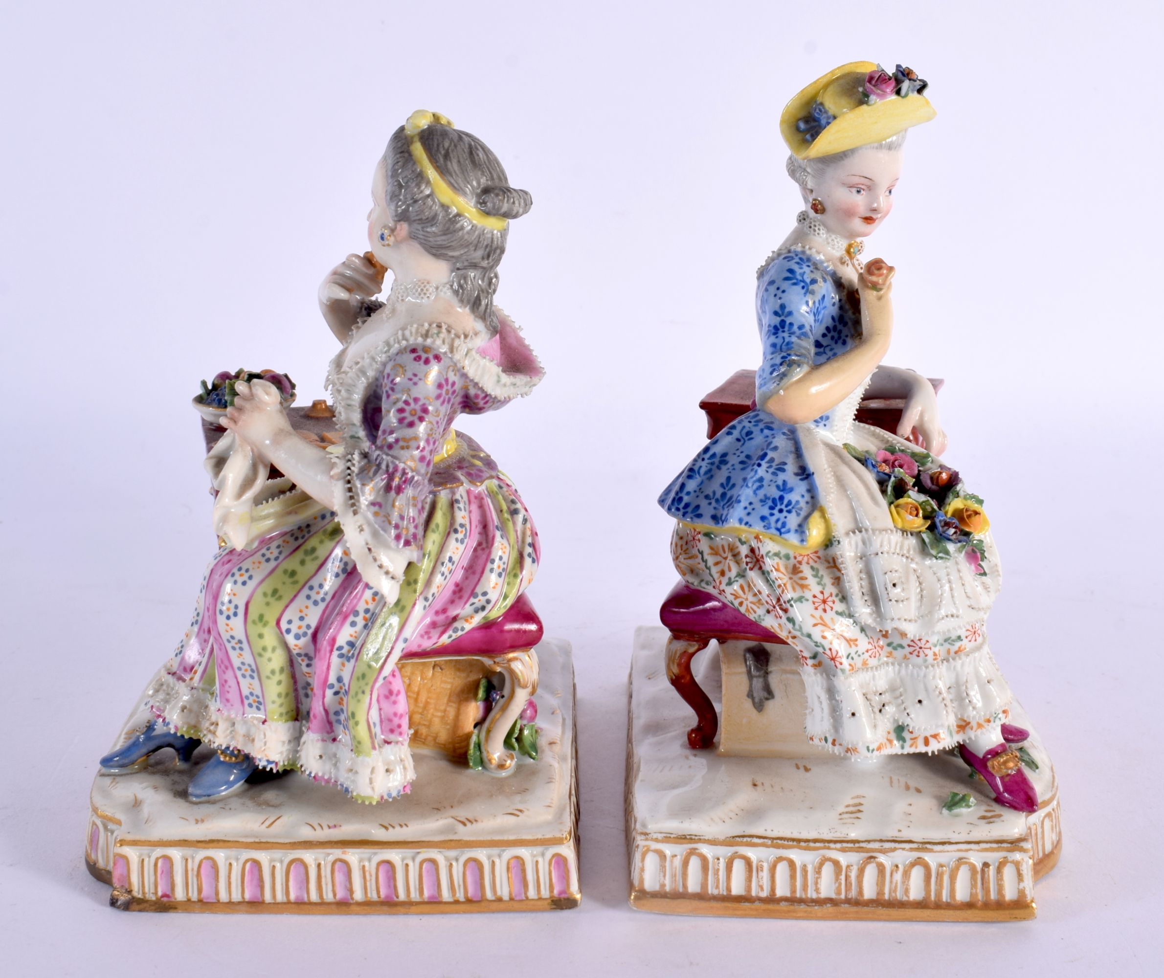 A PAIR OF 19TH CENTURY GERMAN MEISSEN PORCELAIN FIGURAL GROUPS modelled beside a table. 14 cm x 11 c - Bild 2 aus 5