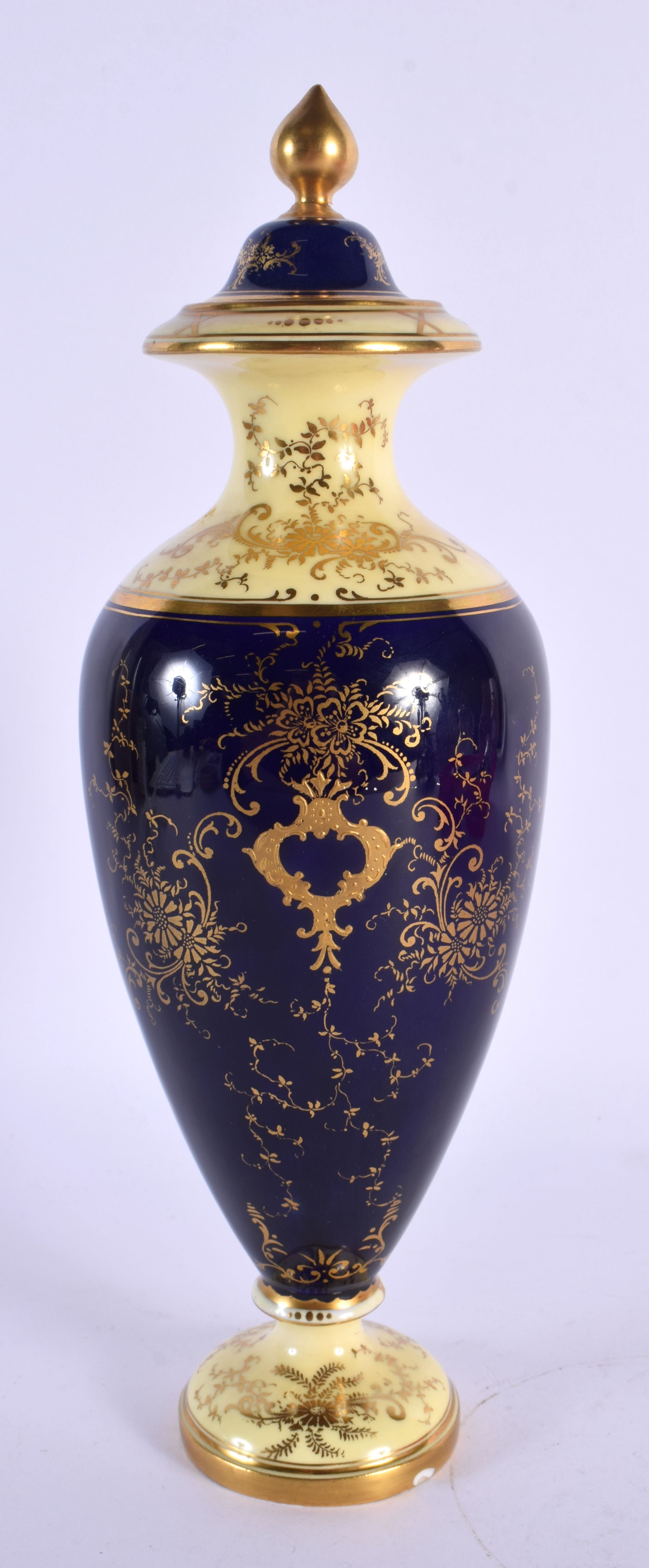 Late 19th / early 20th century Coalport vase and cover with ivory and cobalt blue ground with raised - Bild 2 aus 6