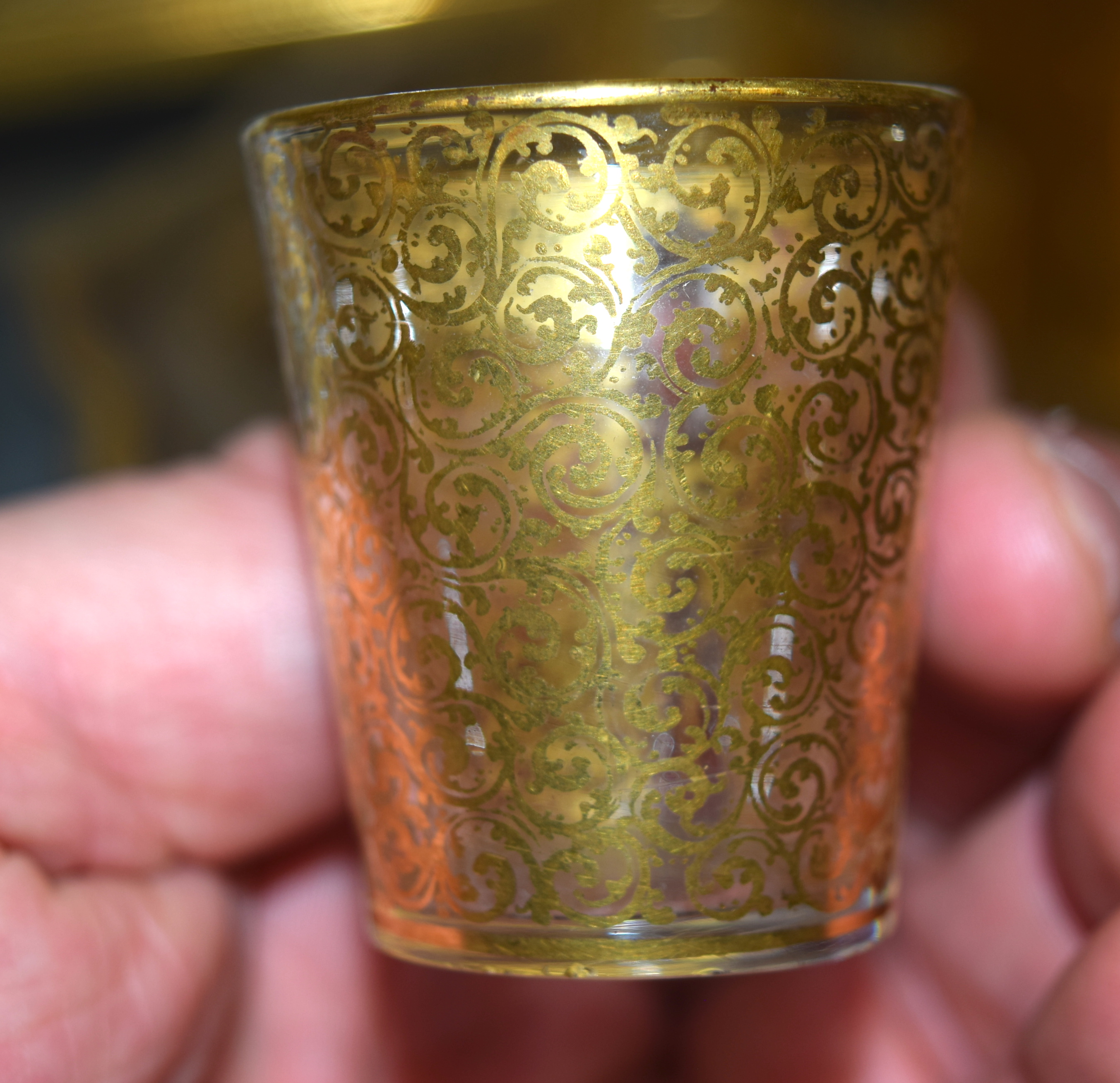 A FINE ANTIQUE BOHEMIAN GILT DECORATED GLASS LIQUOR BOTTLE with stand and glasses. Largest 27 cm x 1 - Bild 13 aus 17