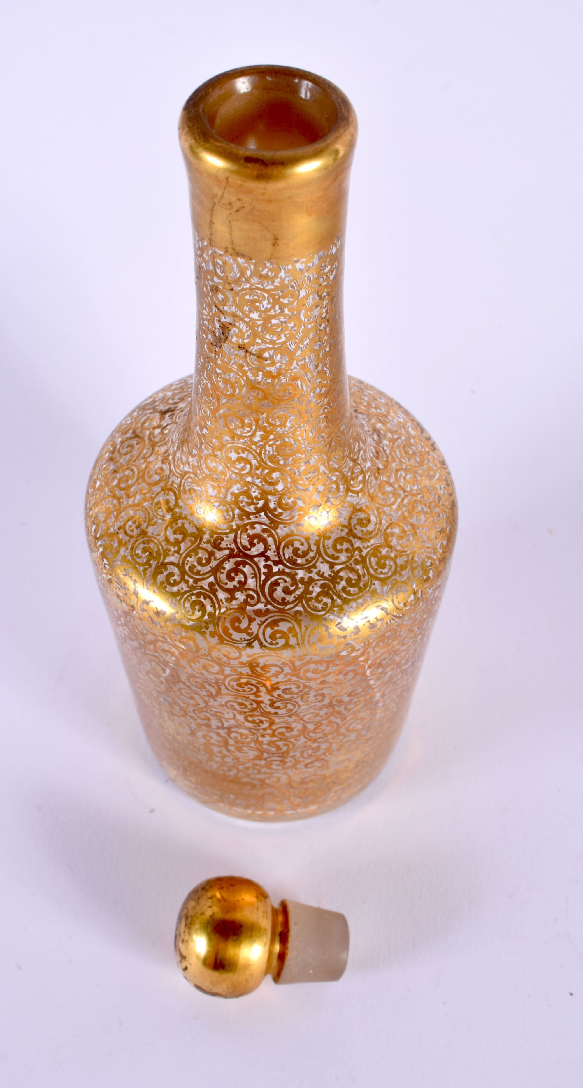A FINE ANTIQUE BOHEMIAN GILT DECORATED GLASS LIQUOR BOTTLE with stand and glasses. Largest 27 cm x 1 - Bild 8 aus 17