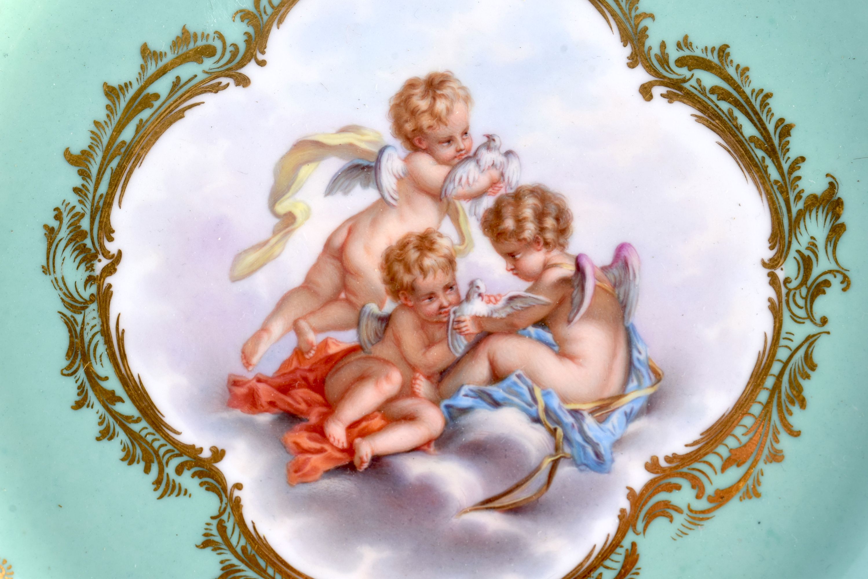 A FINE ANTIQUE MEISSEN PORCELAIN PLATE painted with three putti. 25 cm wide. - Bild 2 aus 3