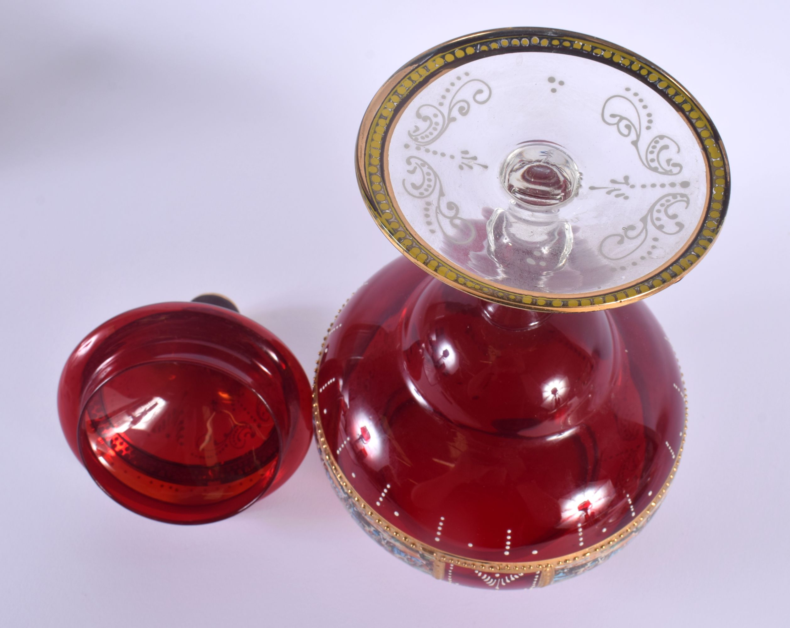 AN UNUSUAL BOHEMIAN CRANBERRY ENAMELLED GLASS VASE AND COVER together with an unusual enamelled plat - Bild 4 aus 6