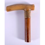 A 19TH CENTURY EUROPEAN CARVED RHINOCEROS HORN HANDLED WALKING CANE. 11 cm x 15 cm.