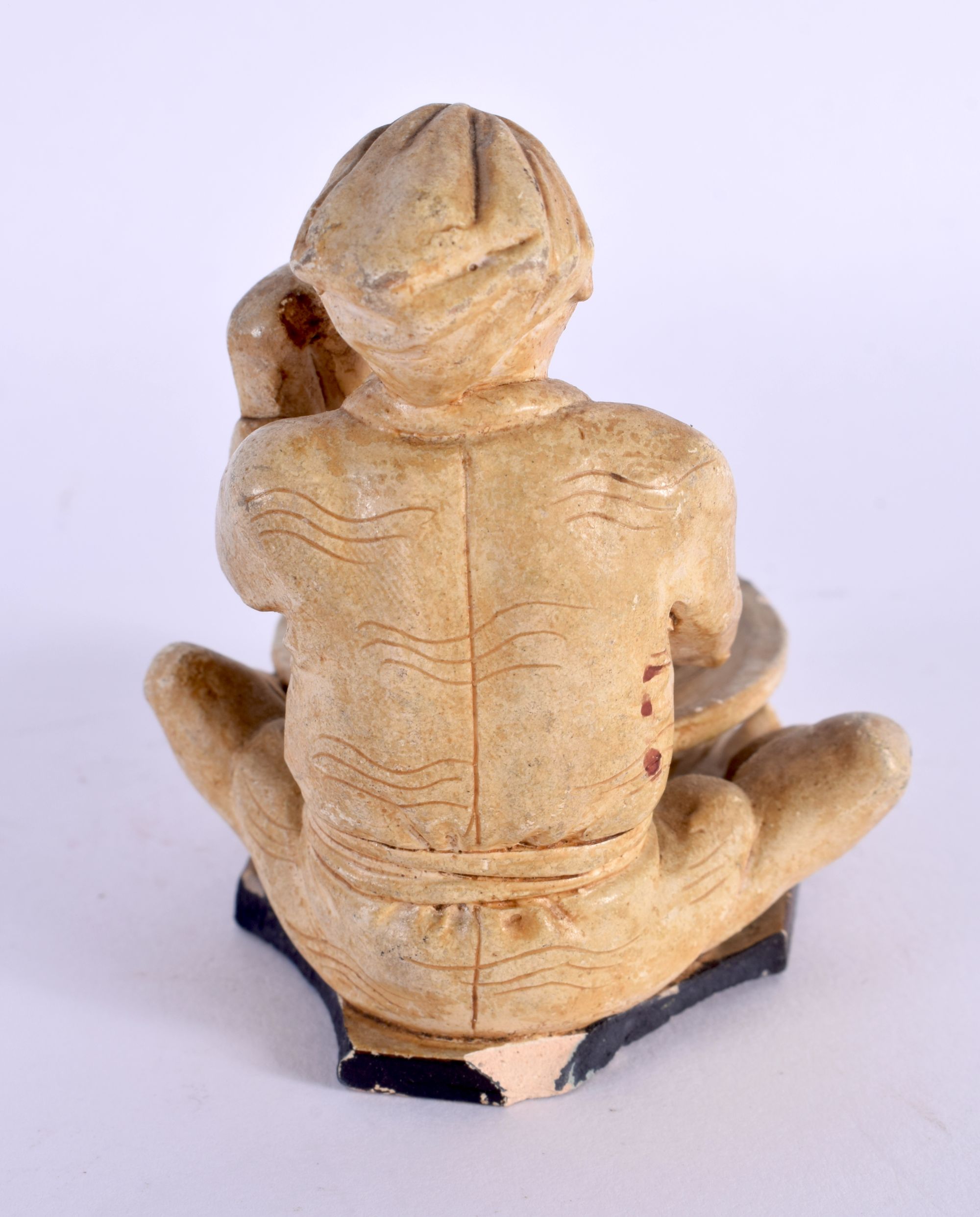 A LATE 19TH CENTURY JAPANESE MEIJI PERIOD POTTERY FIGURE OF A MALE modelled washing clothes. 7 cm x - Bild 3 aus 4