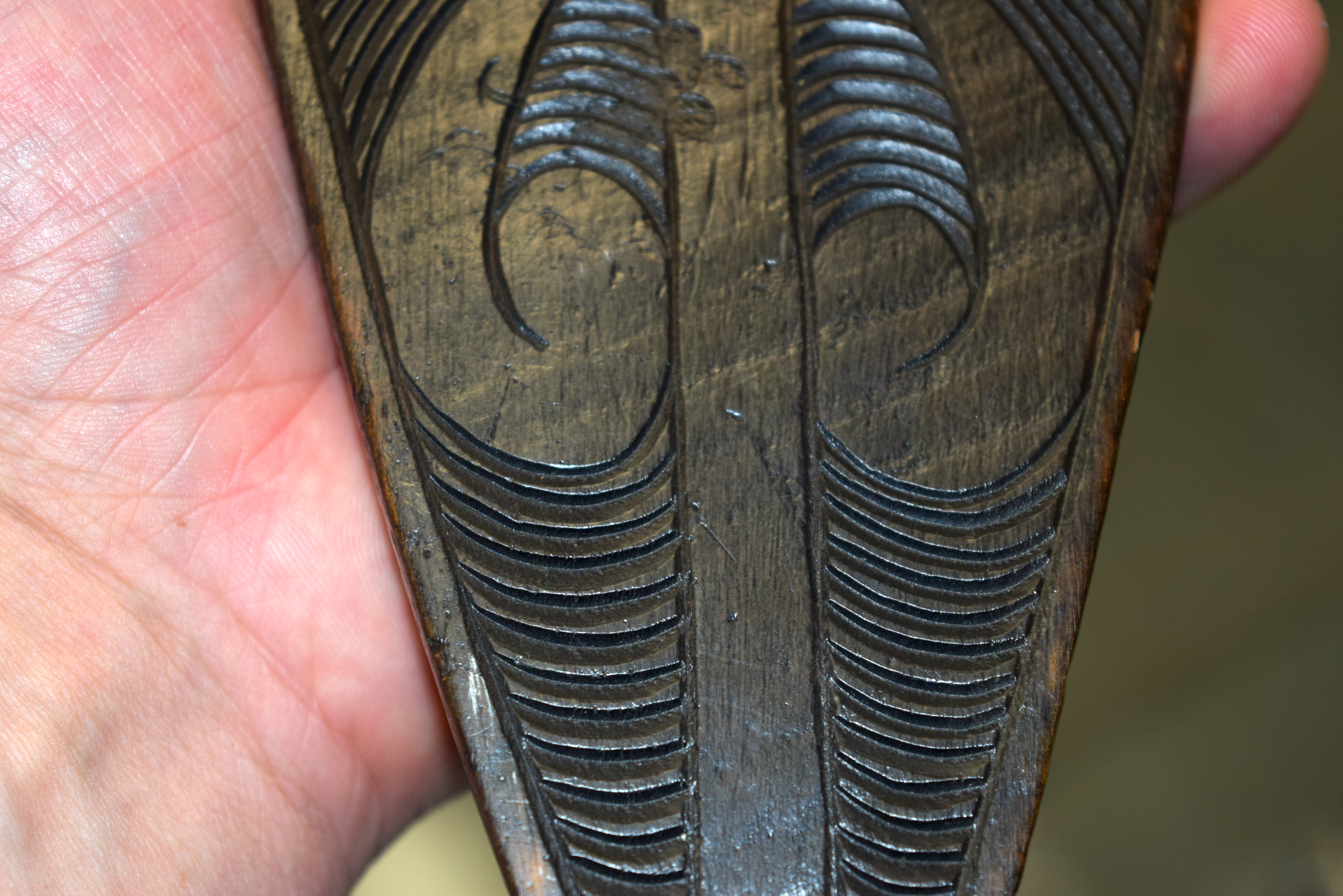 AN UNUSUAL EARLY 20TH CENTURY MAORI TRIBAL NEW ZEALAND CARVED WOOD CLUB possibly a Wahaiki, with fla - Image 19 of 22