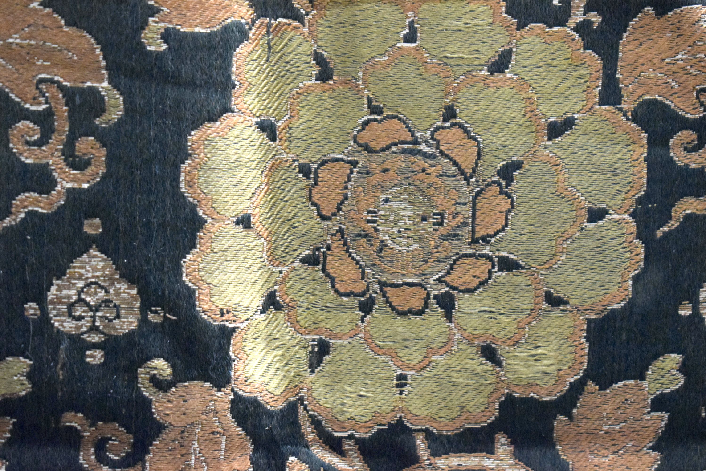 A 17TH CENTURY CHINESE GREEN SILK WORK BROCADE PANEL Ming/Qing. 170 cm x 55 cm. - Bild 2 aus 5