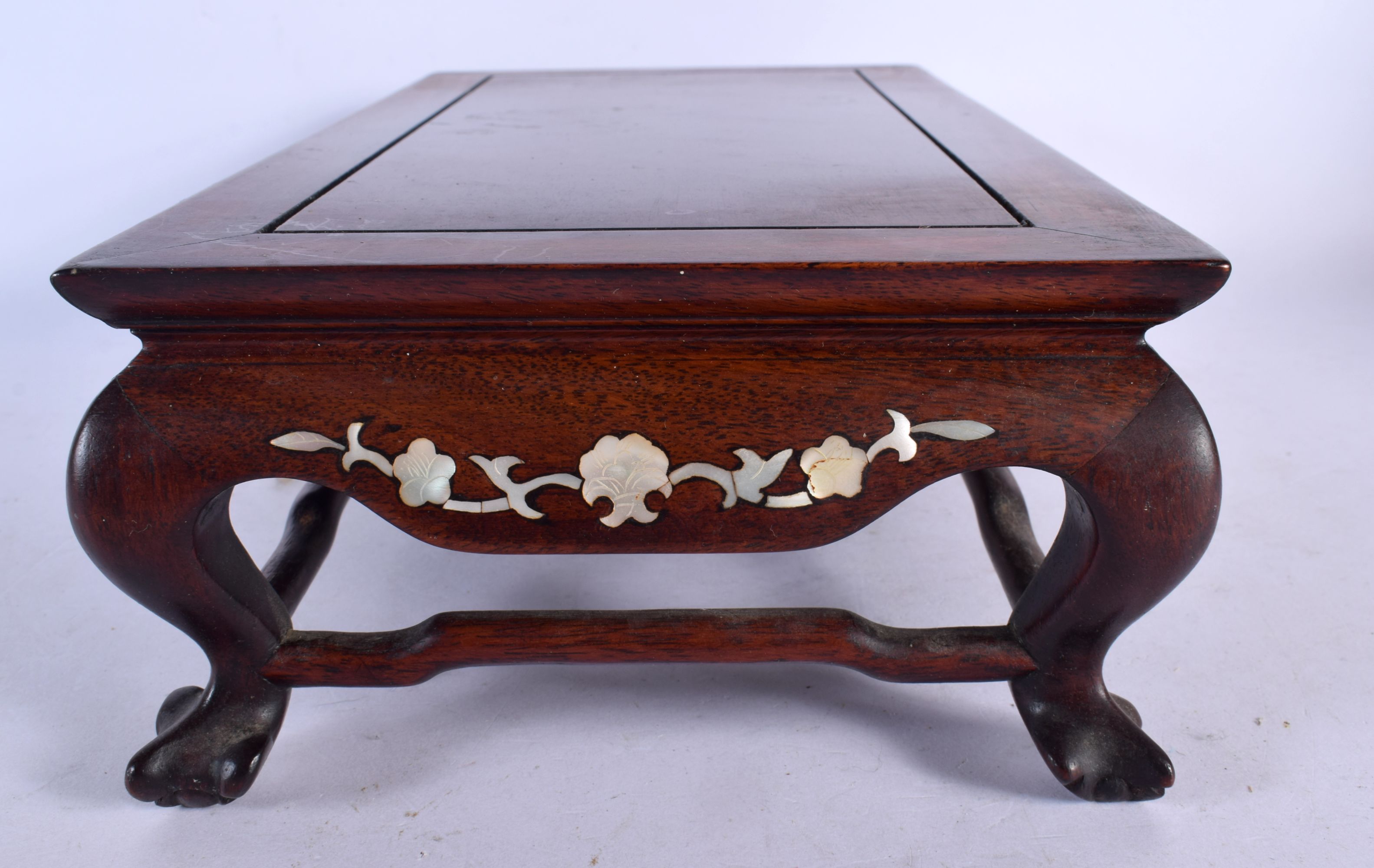 A CHINESE REPUBLICAN PERIOD HARDWOOD MOTHER OF PEARL INLAID STAND together with a framed silk & a la - Bild 10 aus 17