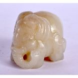 AN EARLY 20TH CENTURY CHINESE CARVED WHITE JADE ELEPHANT Late Qing/Republic. 4.75 cm x 4.25 cm.