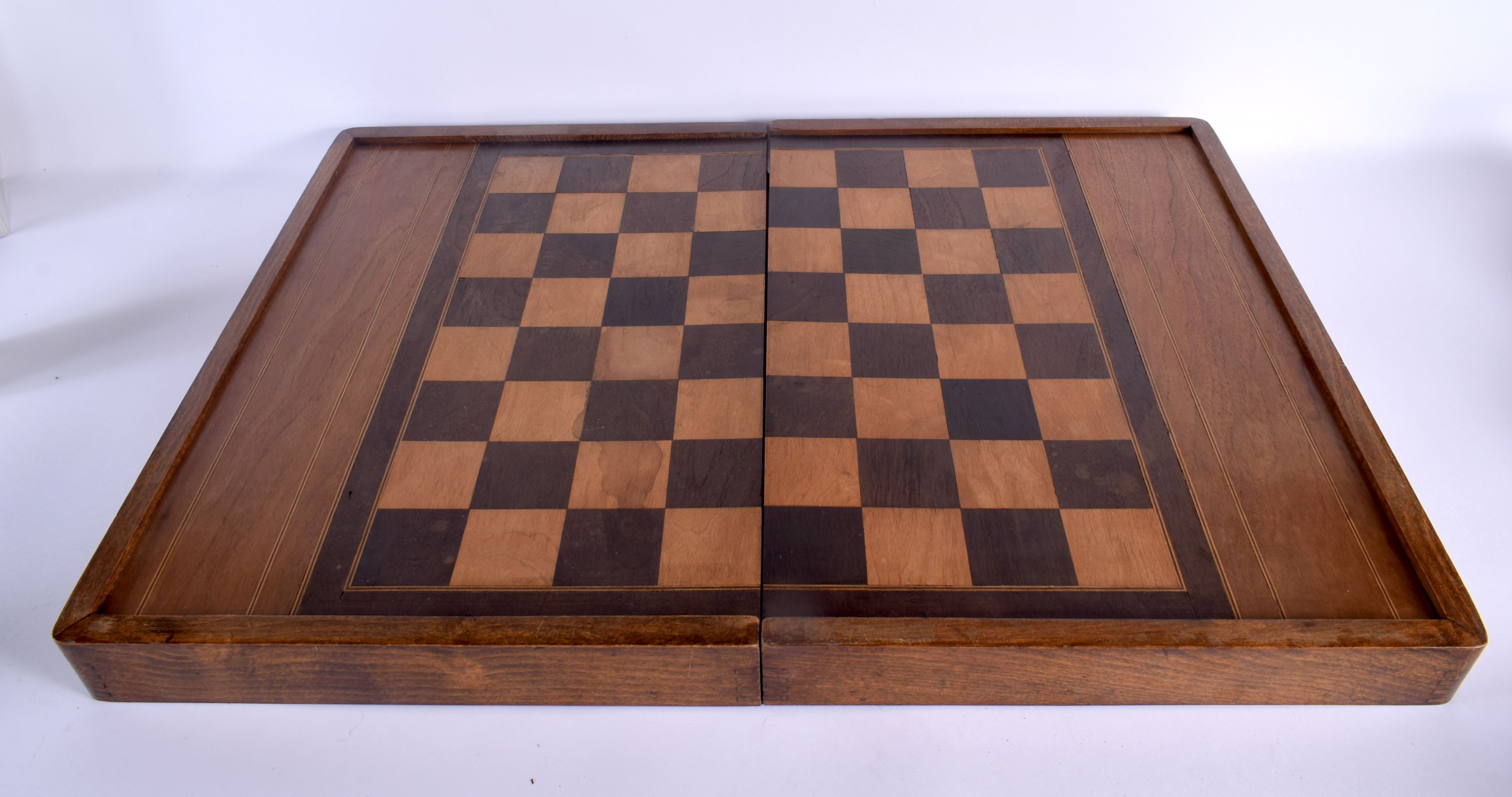 AN ANTIQUE BACKGAMMON AND DRAUGHTS FOLDING GAMING BOARD. 56 cm x 70 cm open. - Bild 3 aus 3