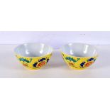 A pair of Famille Jeune bowls decorated with bats. 6 x 12 cm (2).