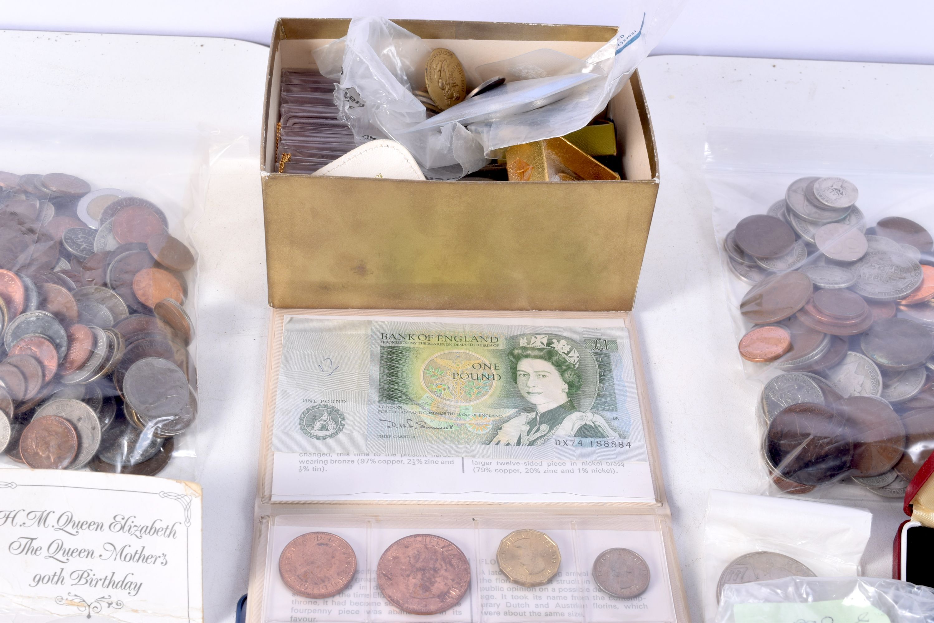 A collection of Coins and bank notes pre decimal and Continental (Qty). - Bild 3 aus 9