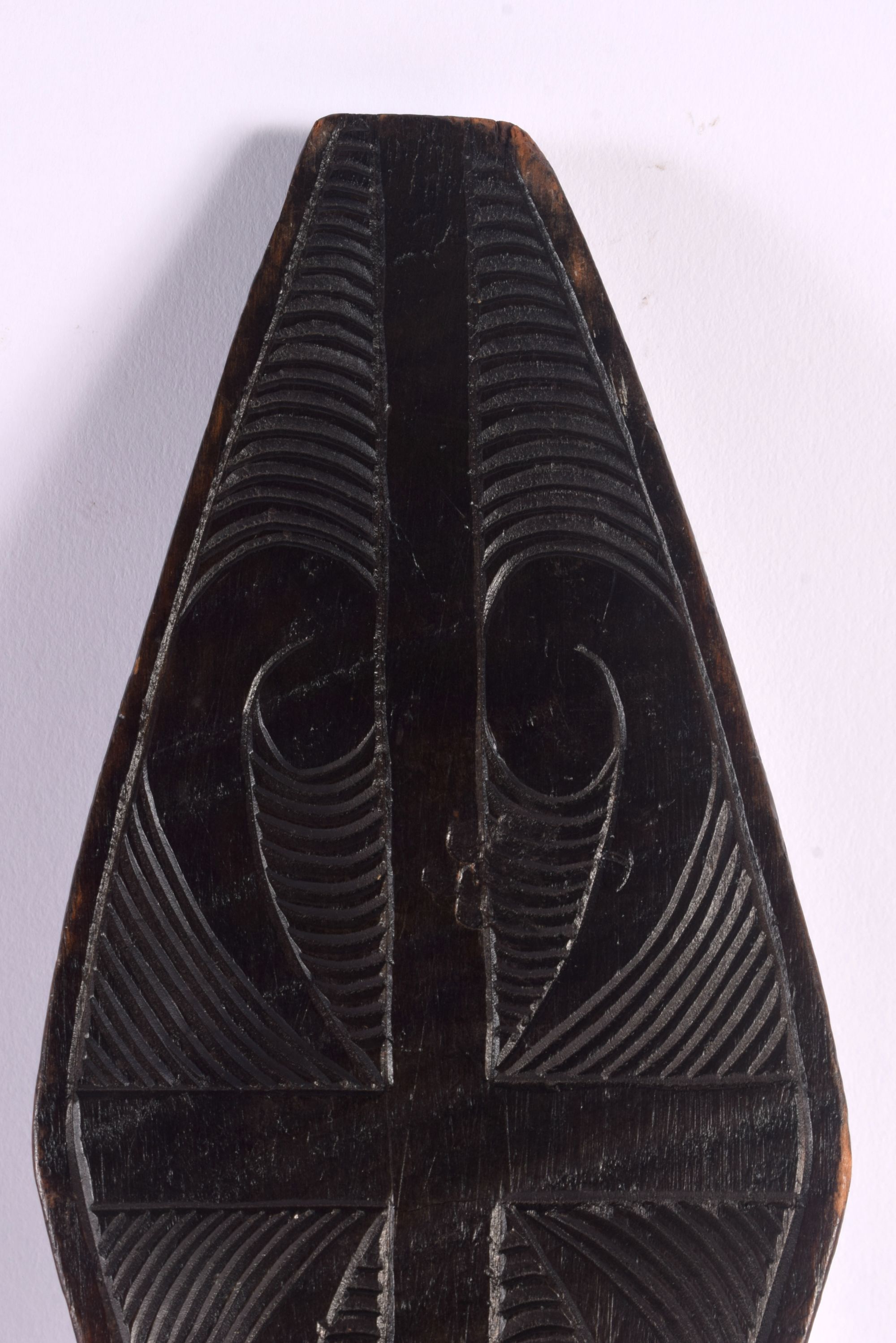 AN UNUSUAL EARLY 20TH CENTURY MAORI TRIBAL NEW ZEALAND CARVED WOOD CLUB possibly a Wahaiki, with fla - Image 6 of 22