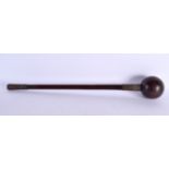 A GOOD ANTIQUE TRIBAL CARVED KNOBKERRIE THROWING HARDWOOD CLUB. 63 cm long.