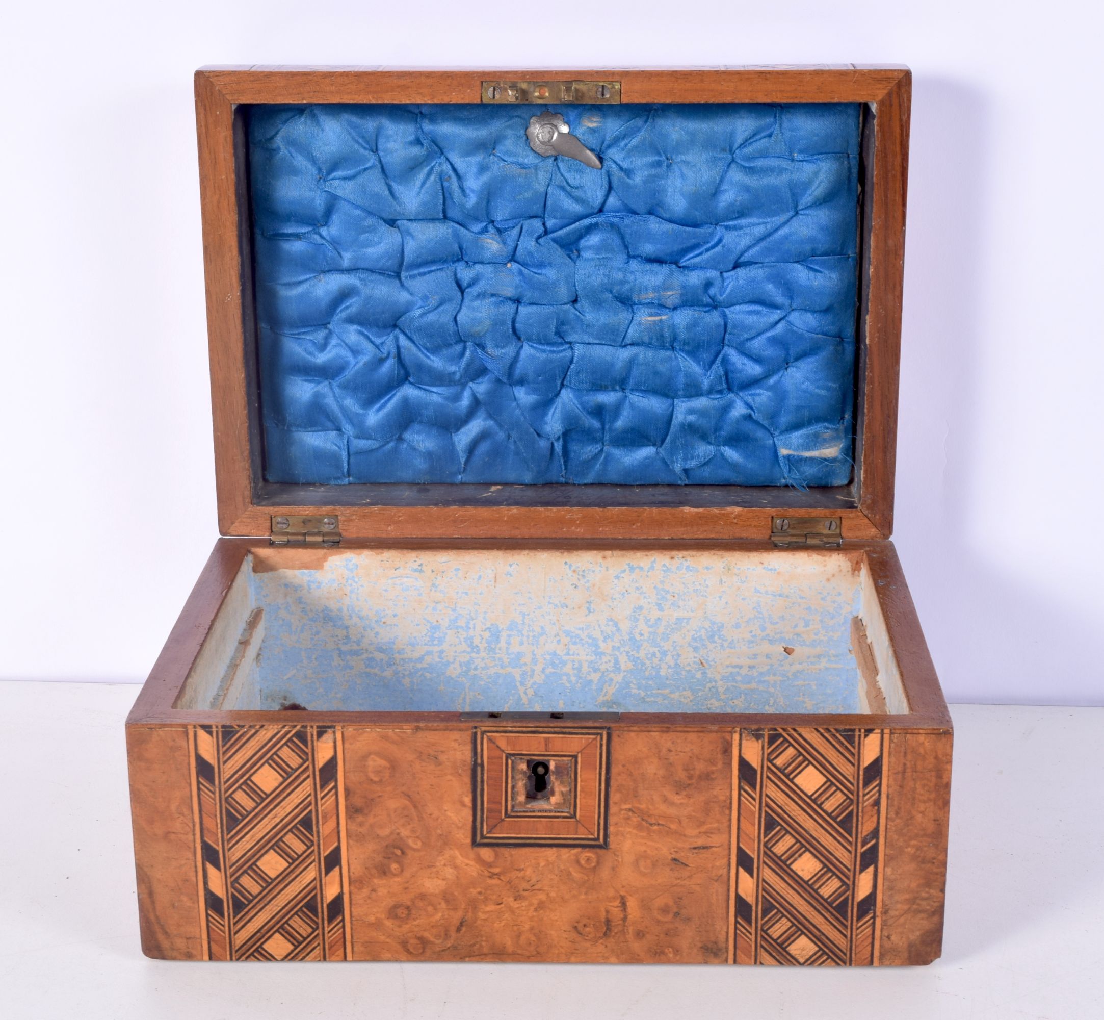 A burr wood and inlaid box with a central unmarked brass plaque. 12 x 25 x 17cm. - Bild 2 aus 5