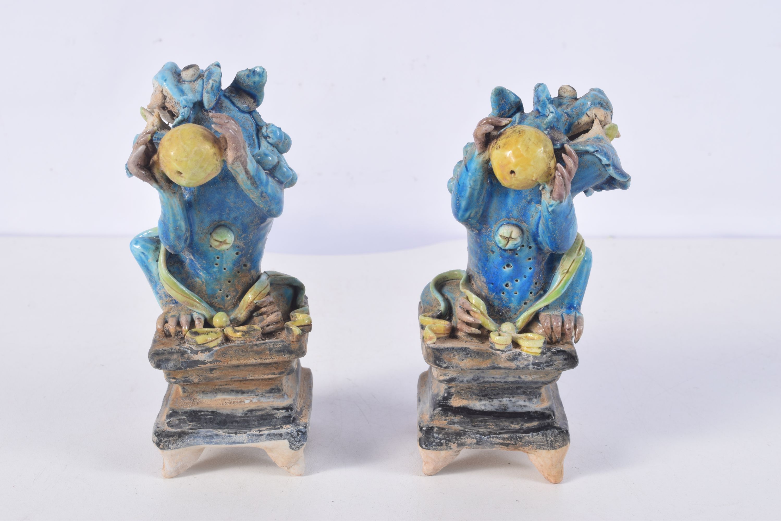 A pair of Chinese Turquoise glazed pottery Temple Lions 15 cm (2). - Bild 3 aus 5