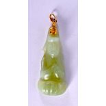 A CHINESE CARVED JADE GOLD MOUNTED PENDANT 20th Century. 4.5 cm x 1.75 cm.