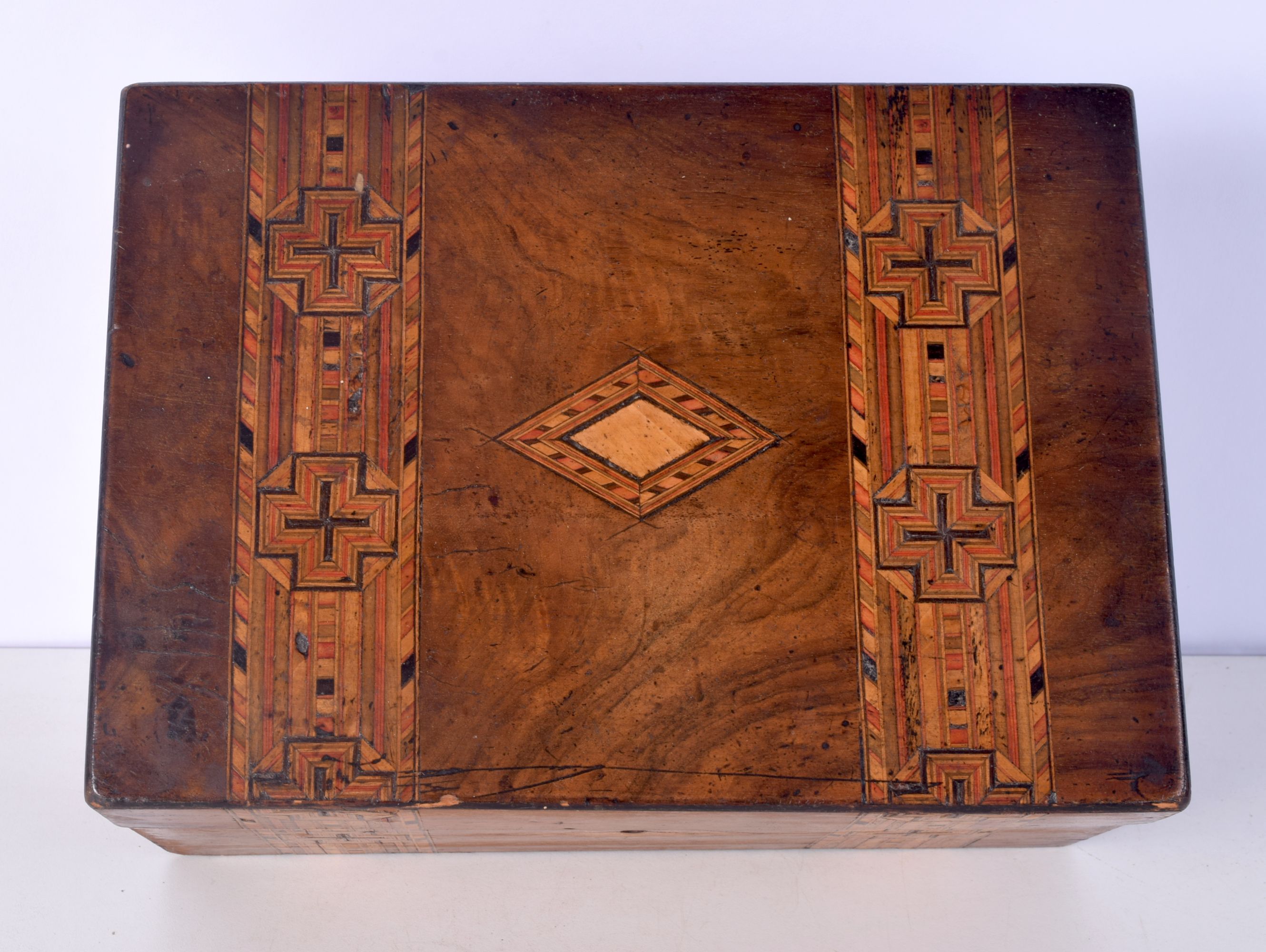 An antique wooden inlaid box 13 x 27 x 19cm. - Bild 4 aus 5