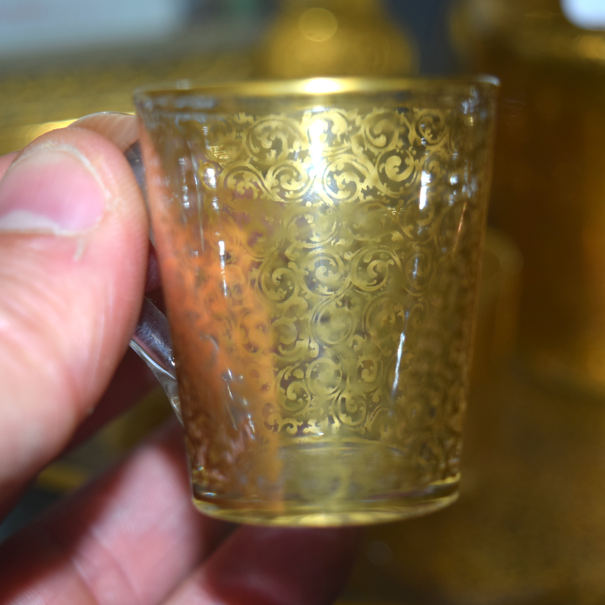A FINE ANTIQUE BOHEMIAN GILT DECORATED GLASS LIQUOR BOTTLE with stand and glasses. Largest 27 cm x 1 - Bild 12 aus 17
