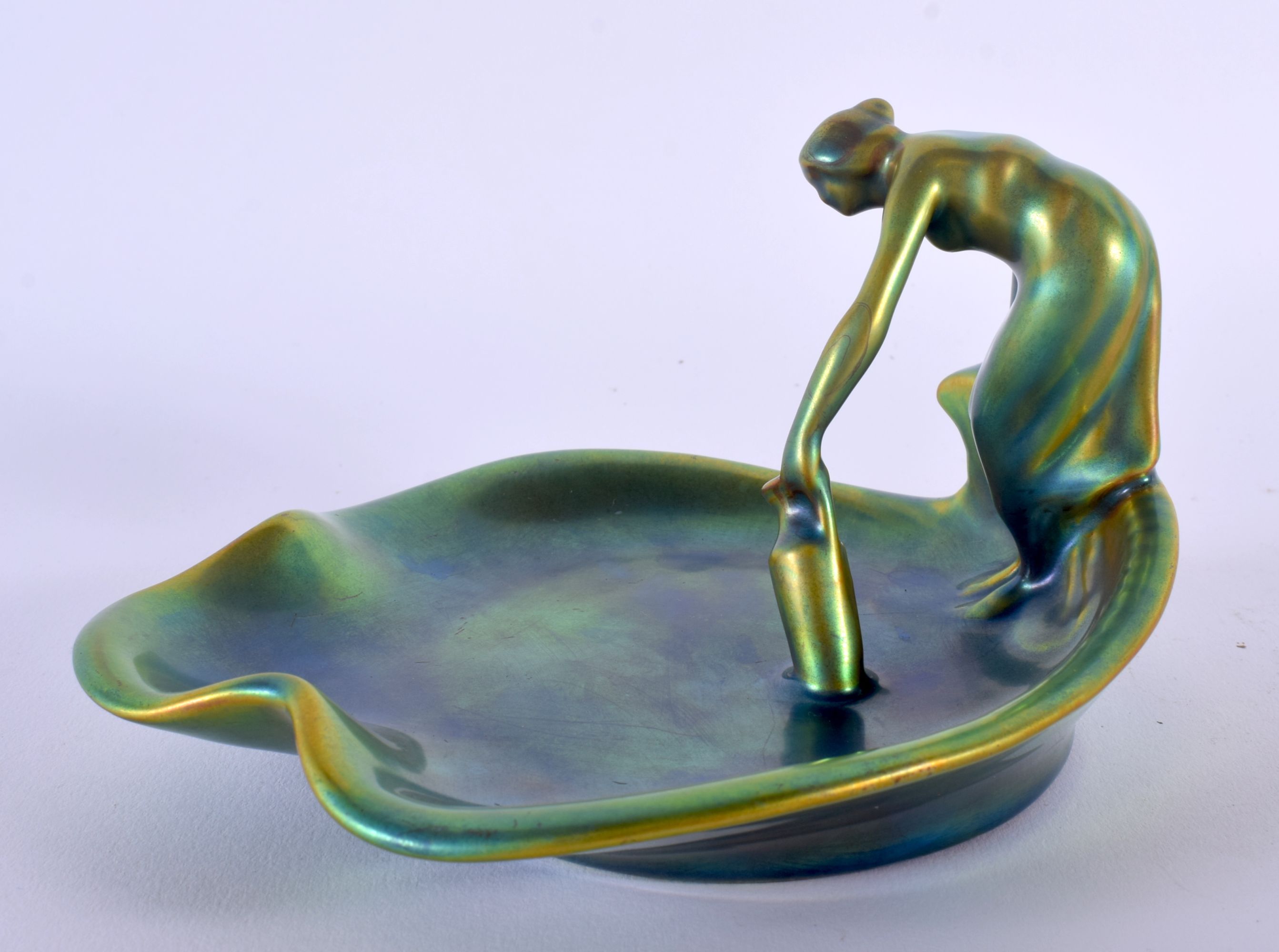 A 1930 HUNGARIAN ZSOLNAY PECS IRIDESCENT PORCELAIN FIGURAL DISH. 16 cm wide. - Bild 2 aus 5