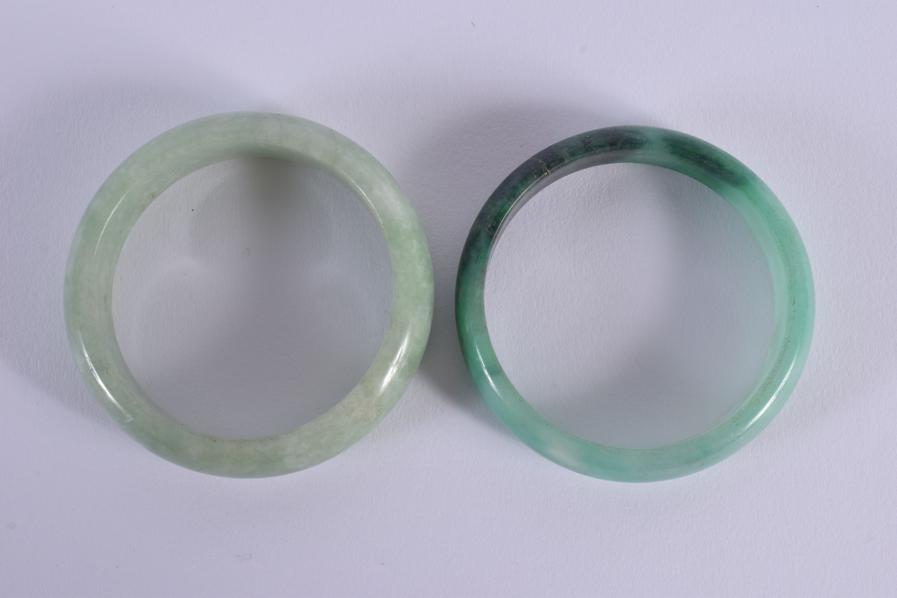 A PAIR OF CHINESE CARVED JADEITE BANGLES 20th Century. 6.5 cm diameter. - Bild 3 aus 3