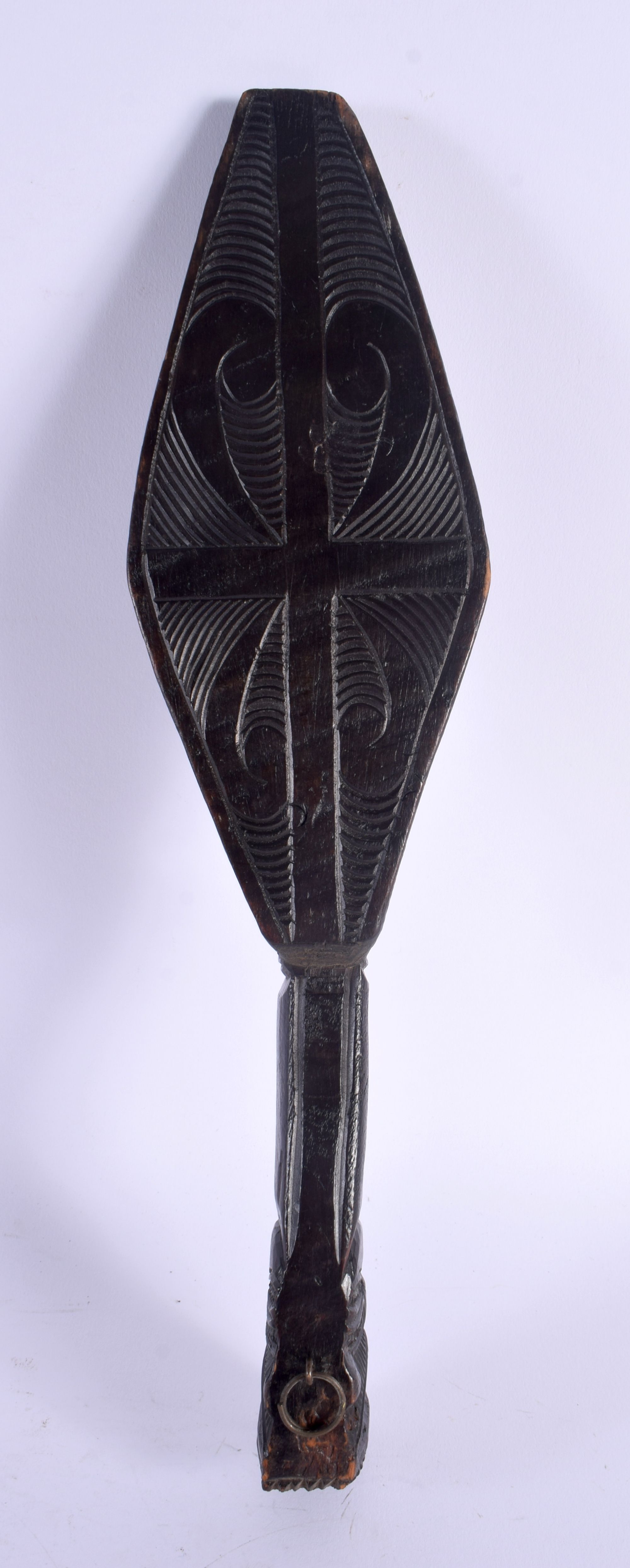 AN UNUSUAL EARLY 20TH CENTURY MAORI TRIBAL NEW ZEALAND CARVED WOOD CLUB possibly a Wahaiki, with fla - Image 5 of 22