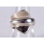 A MODERNIST SILVER RING. M. 10 grams.