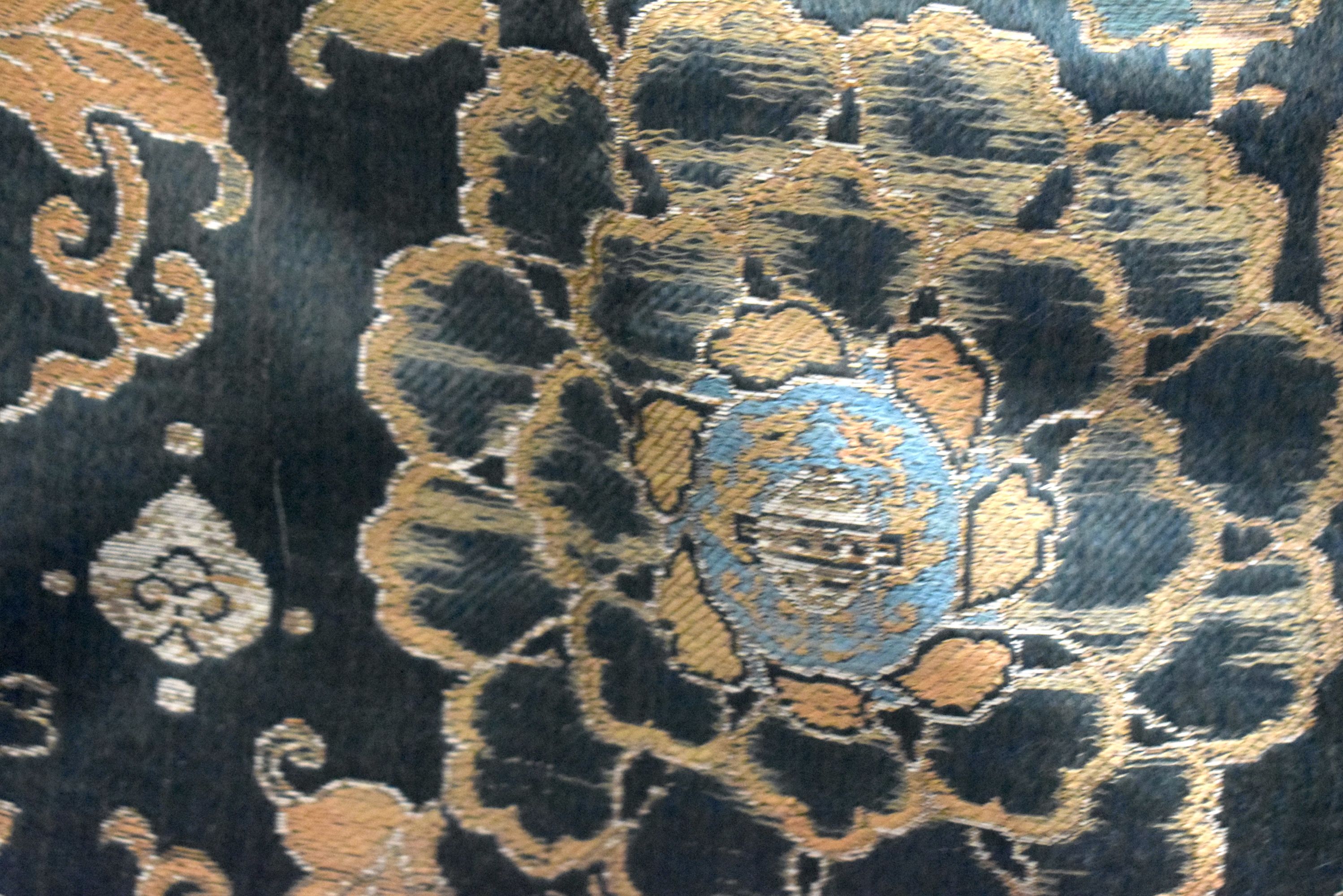 A 17TH CENTURY CHINESE GREEN SILK WORK BROCADE PANEL Ming/Qing. 170 cm x 55 cm. - Bild 4 aus 5