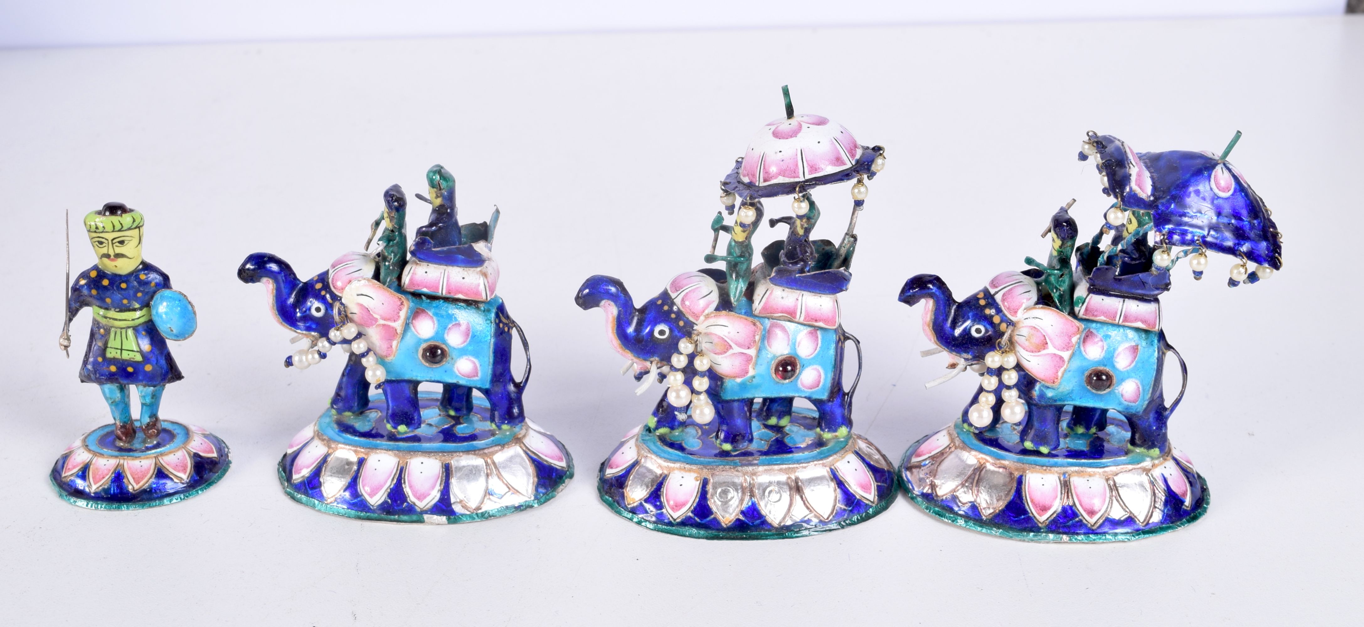 A RARE INDIAN SILVER AND ENAMEL CHESS SET modelled in various forms and sizes. 1266 grams. Largest 8 - Bild 3 aus 11