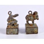 A pair of small Chinese bronze seals 2.5 cm (2).