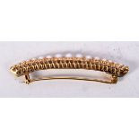 AN EDWARDIAN GOLD AND PEARL BAR BROOCH. 5cm long, weight 4.5g