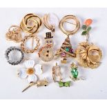 A GROUP OF MODERN COSTUME BROOCHES. (qty)