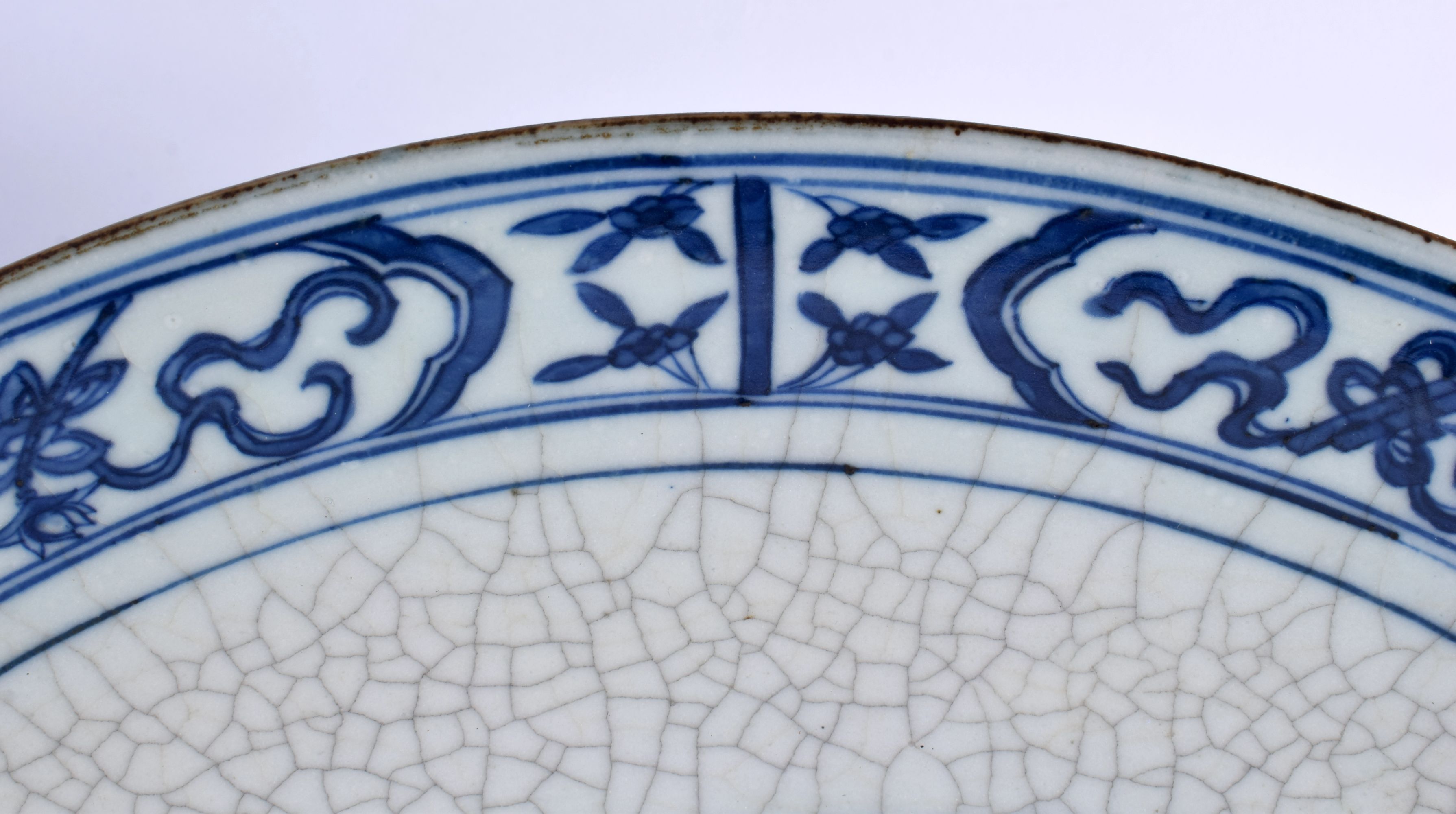 A LARGE 19TH CENTURY CHINESE BLUE AND WHITE CRACKLE GLAZED DISH Qing, painted with buddhistic beasts - Bild 3 aus 10