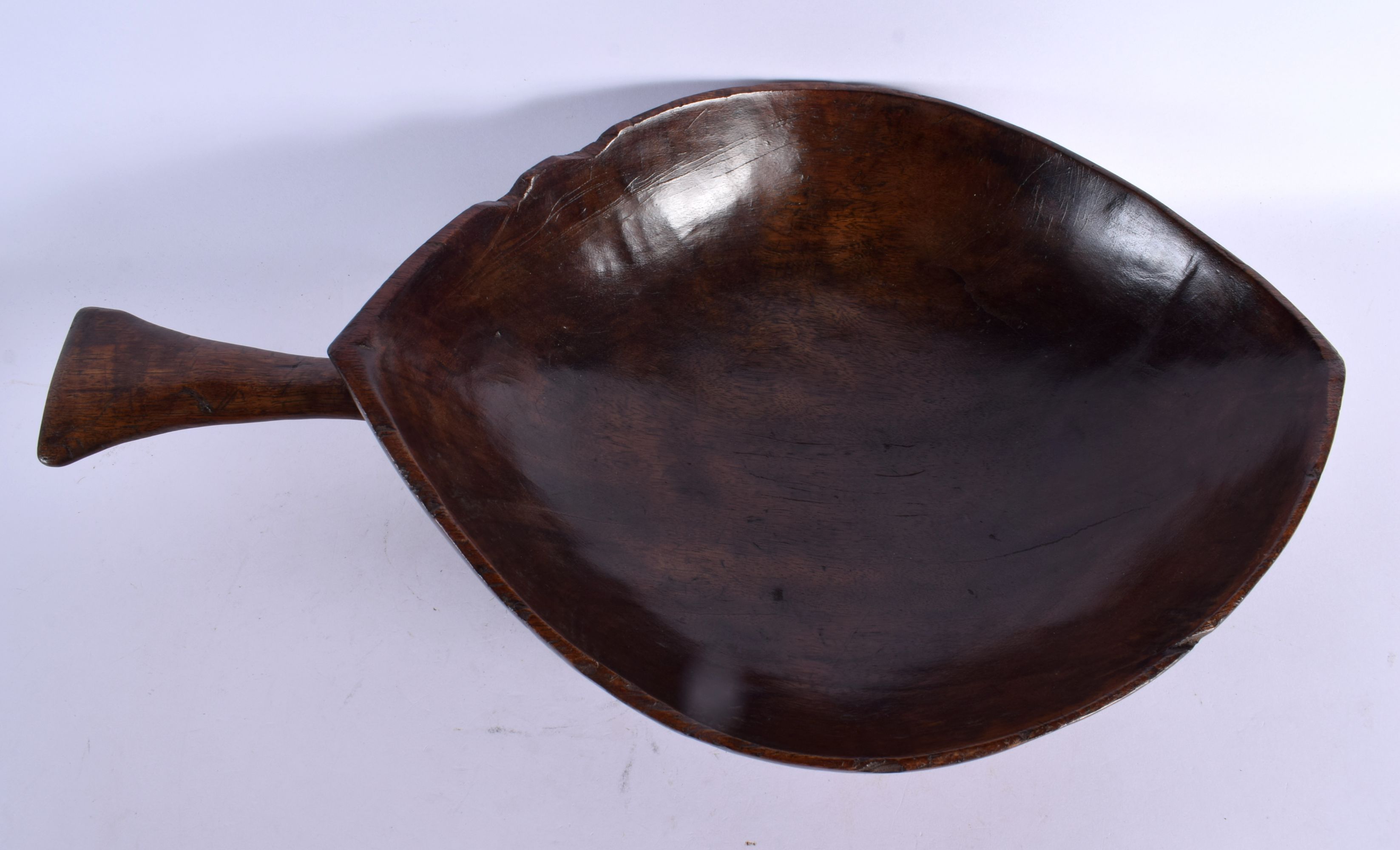 A RARE EARLY 20TH CENTURY TRIBAL CARVED WOOD FISH TAIL HANDLED SERVING BOWL possibly Papua New Guine - Image 3 of 4