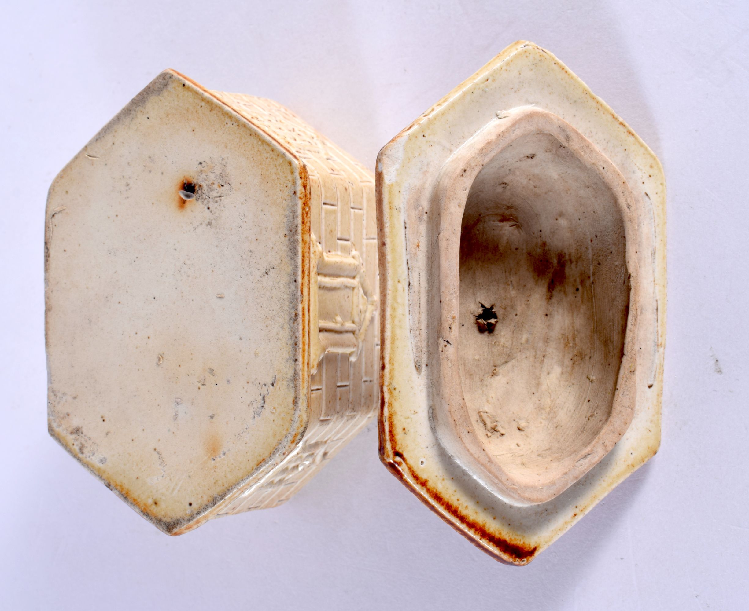 A RARE 19TH CENTURY ENGLISH SALT GLAZED BOX AND COVER formed as a house. 11 cm x 9 cm. - Bild 5 aus 5