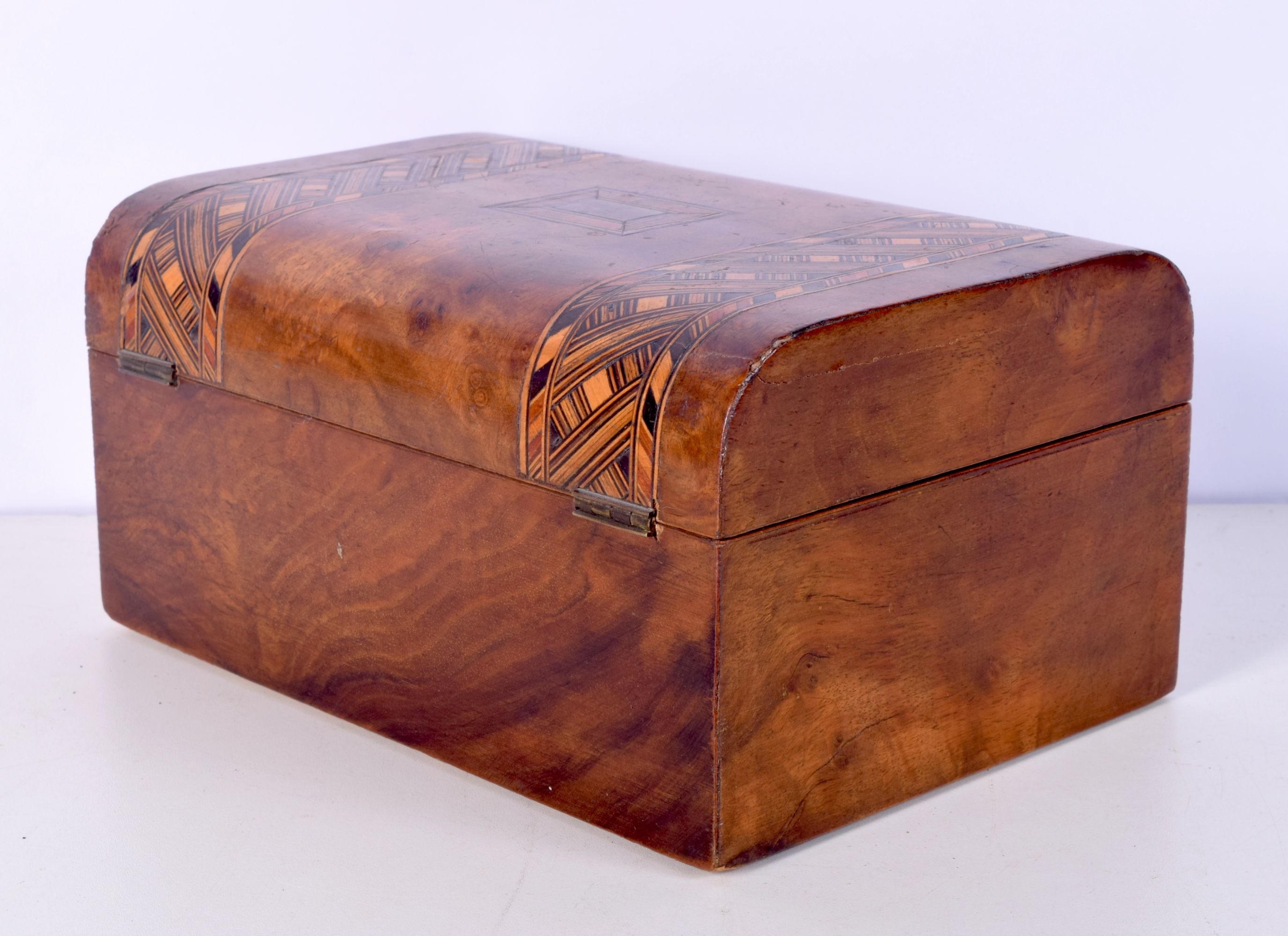 A burr wood and inlaid box with a central unmarked brass plaque. 12 x 25 x 17cm. - Bild 3 aus 5