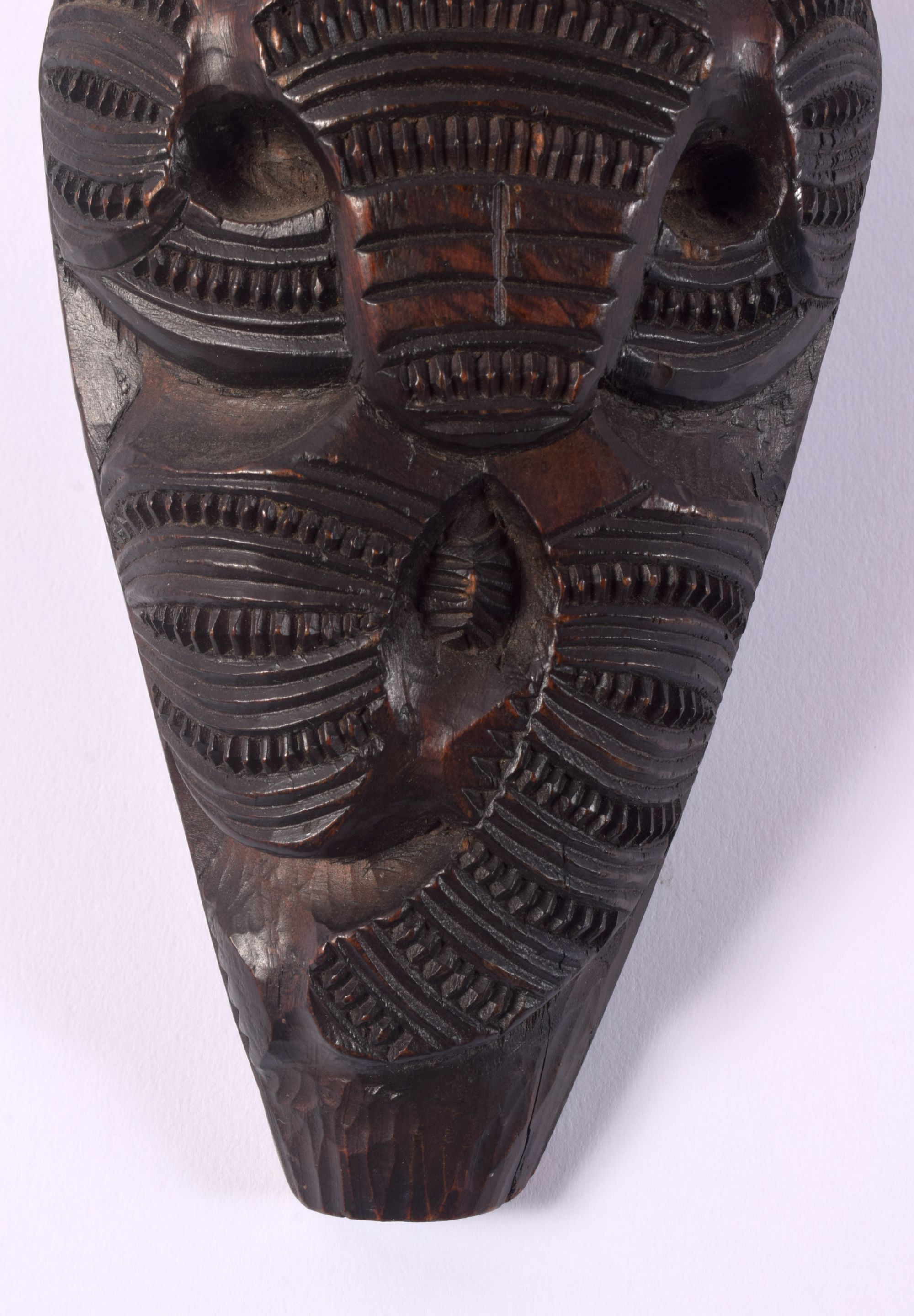 AN UNUSUAL EARLY 20TH CENTURY MAORI TRIBAL NEW ZEALAND CARVED WOOD CLUB possibly a Wahaiki, with fla - Image 2 of 22