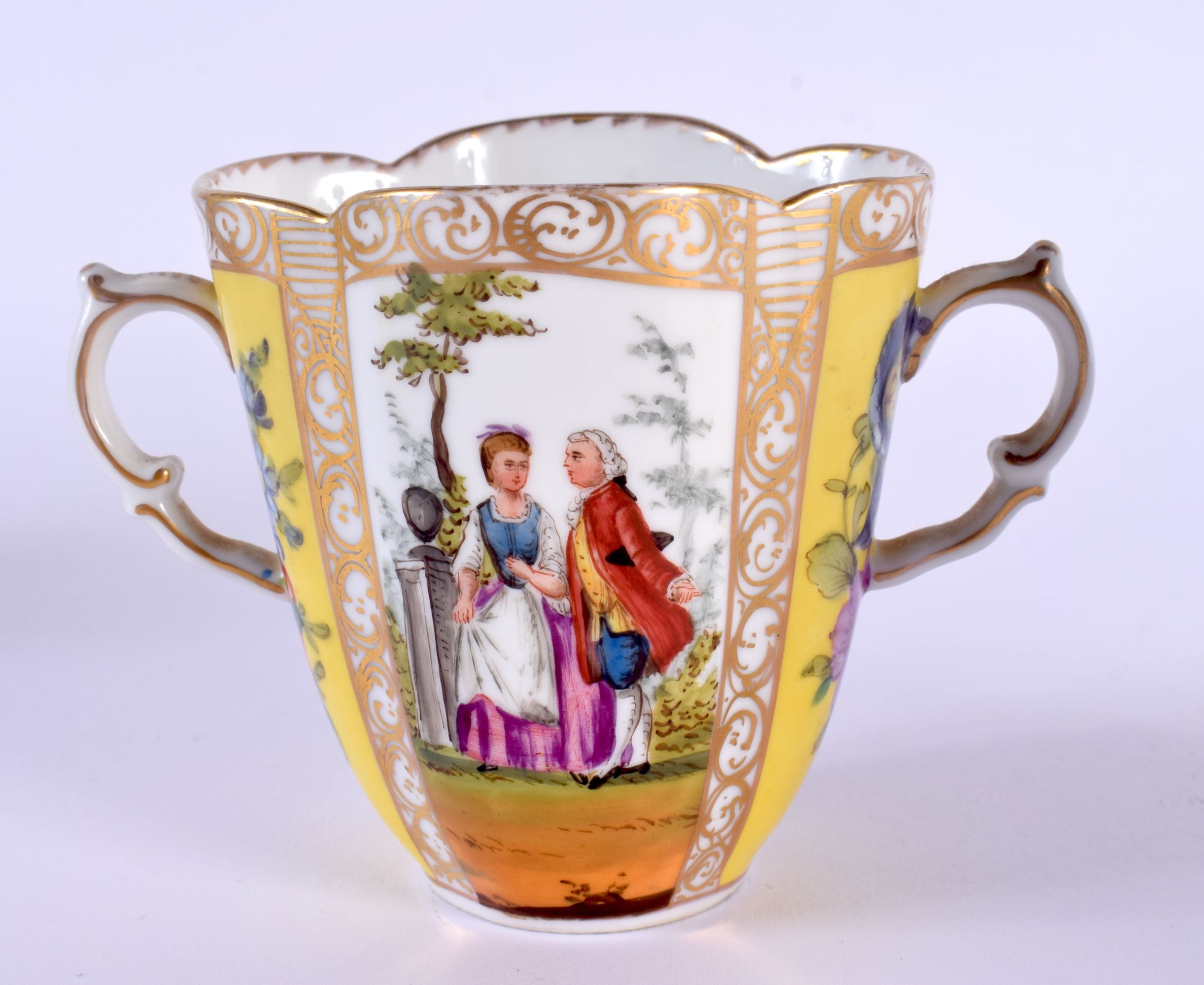 A DRESDEN AUGUSTUS REX PORCELAIN QUATREFOIL CHOCOLATE CUP AND SAUCER. 13 cm wide. (2) - Bild 2 aus 4