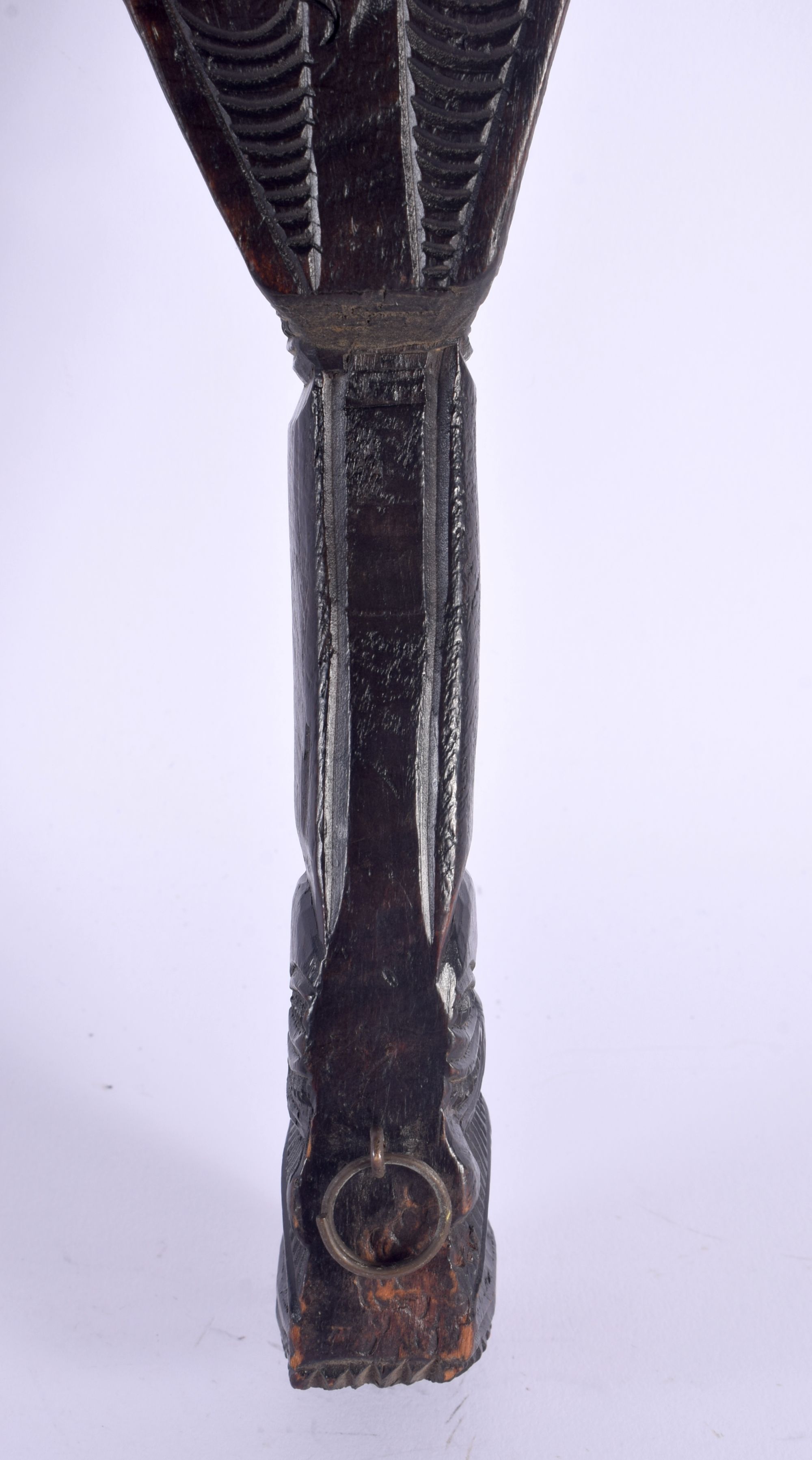 AN UNUSUAL EARLY 20TH CENTURY MAORI TRIBAL NEW ZEALAND CARVED WOOD CLUB possibly a Wahaiki, with fla - Image 8 of 22