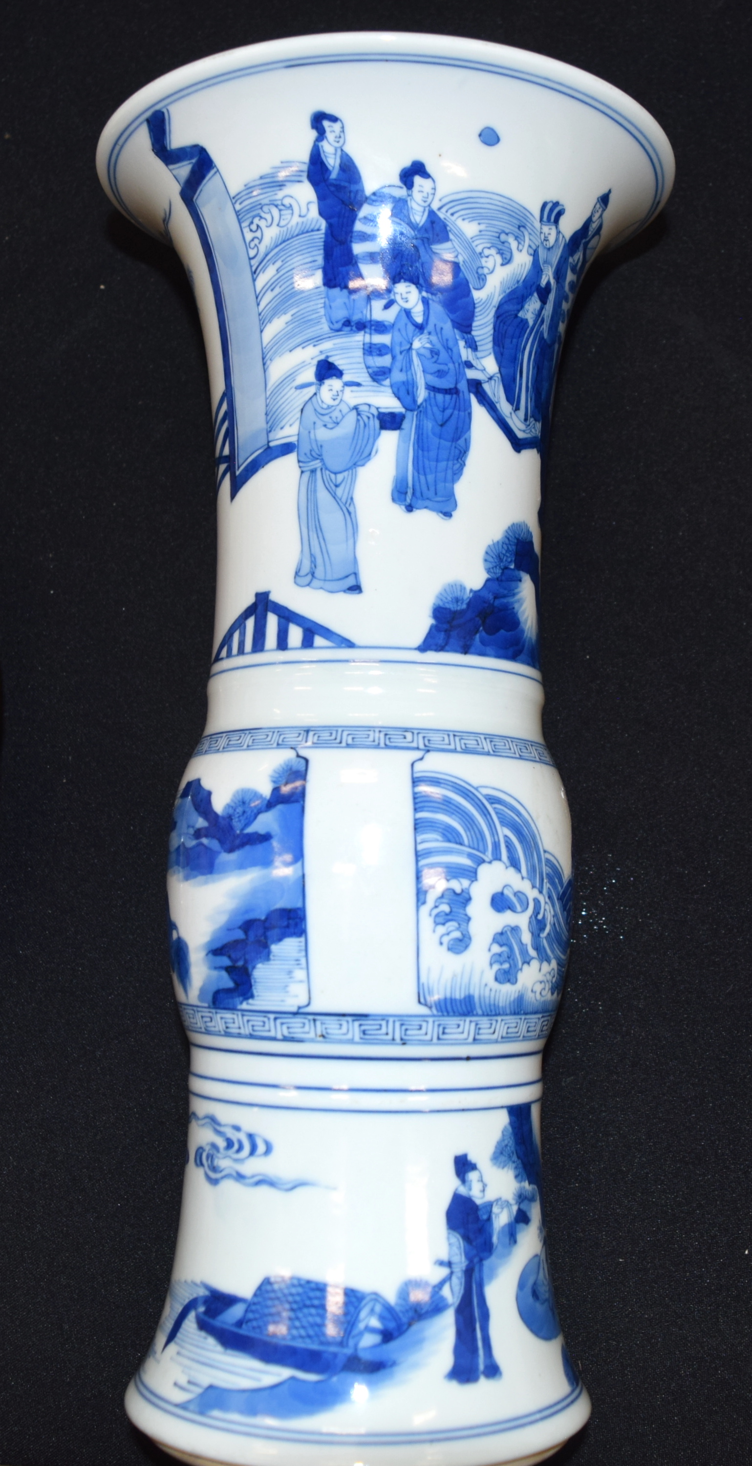 A CHINESE BLUE AND WHITE PORCELAIN GU FORM VASE 20th Century. 33 cm high. - Bild 7 aus 11