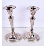 A PAIR OF EDWARDIAN NEO CLASSICAL SILVER CANDLESTICKS. London 1901. 401 grams overall. 17 cm x 9 cm.