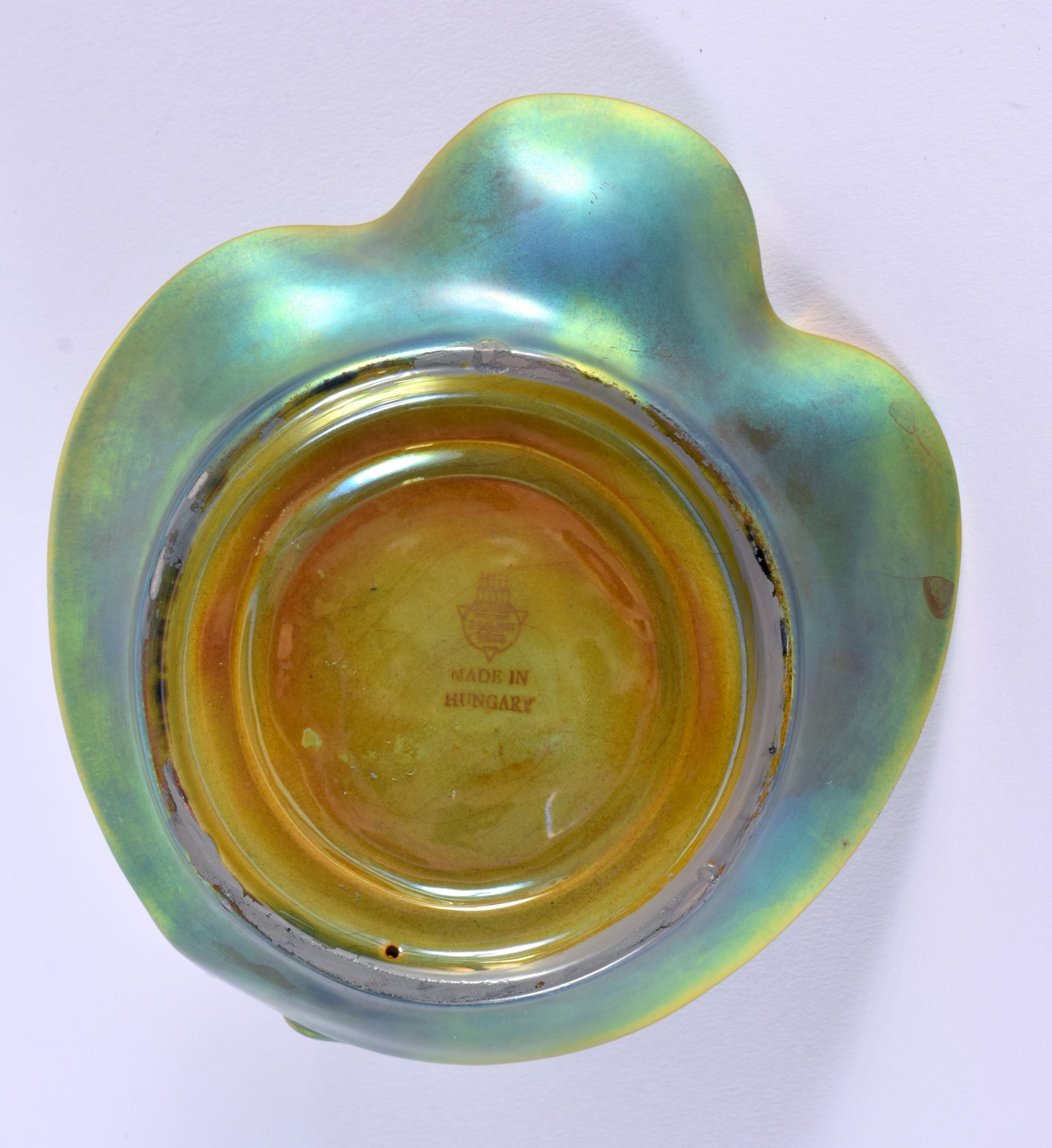 A 1930 HUNGARIAN ZSOLNAY PECS IRIDESCENT PORCELAIN FIGURAL DISH. 16 cm wide. - Bild 5 aus 5